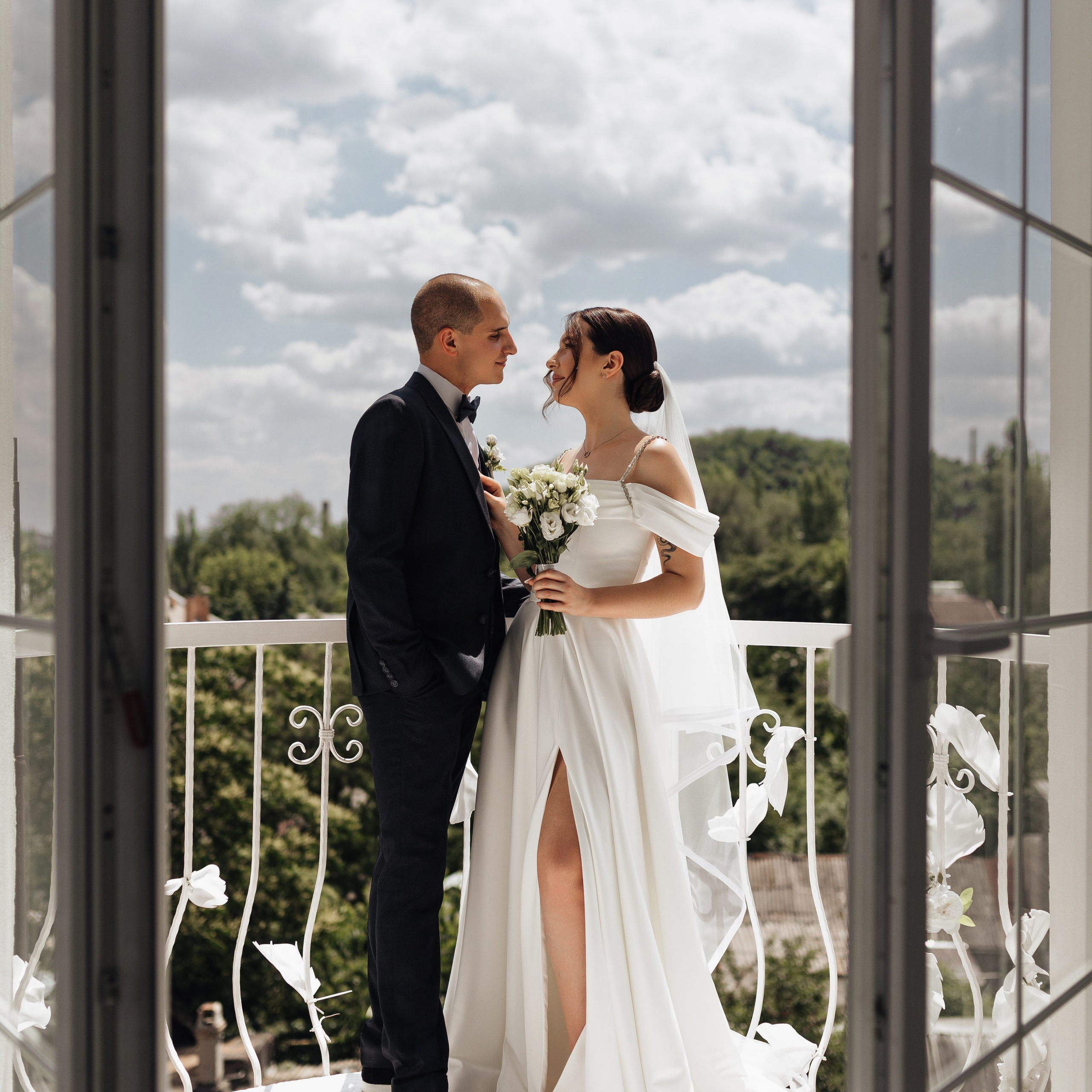 Свадебная фотосессия Дарии и Вадима — фотостудия и прогулка. Семейный и свадебный фотограф в Донецке Елена Гордеева