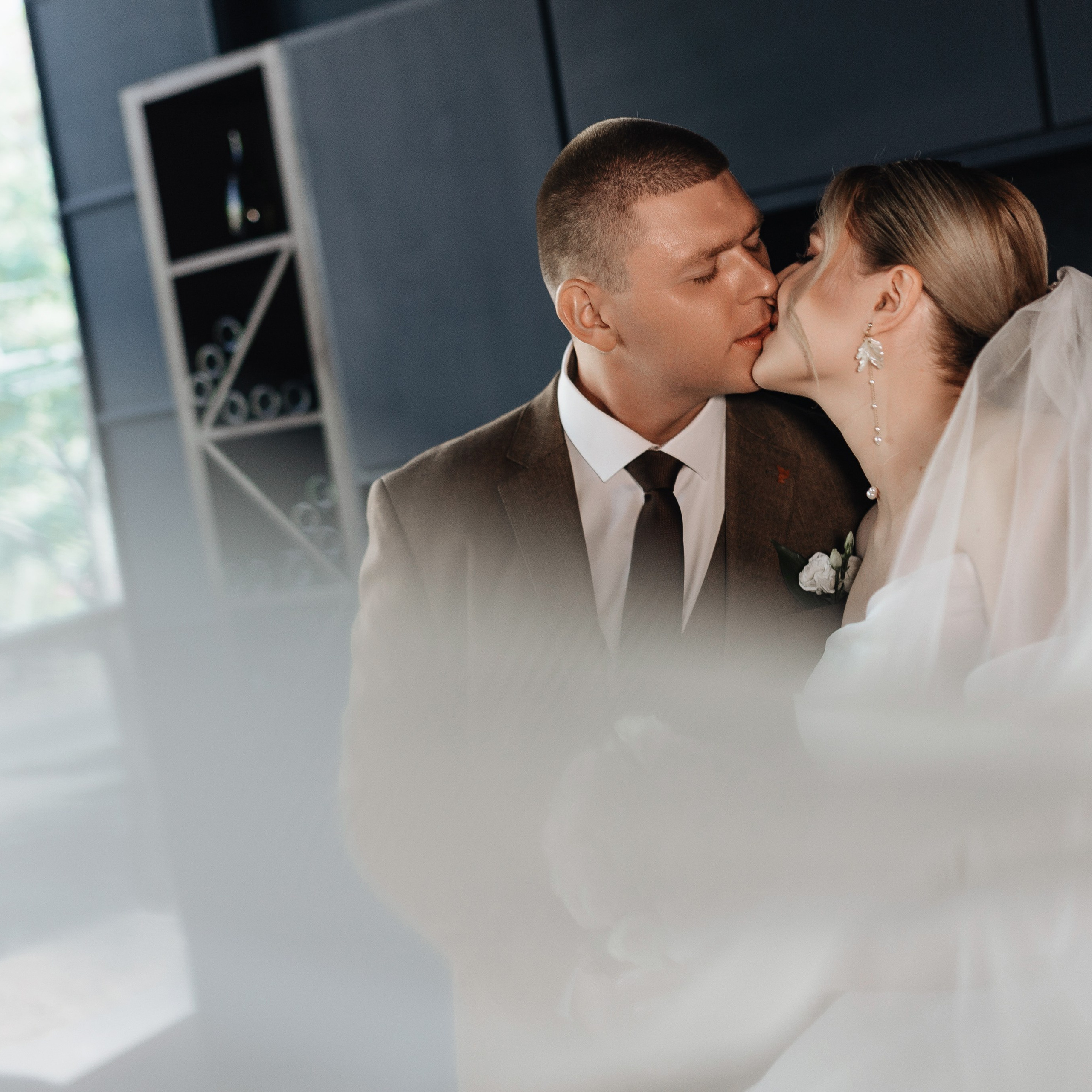 Свадебная фотосессия Дарии и Вадима — фотостудия и прогулка. Семейный и свадебный фотограф в Донецке Елена Гордеева