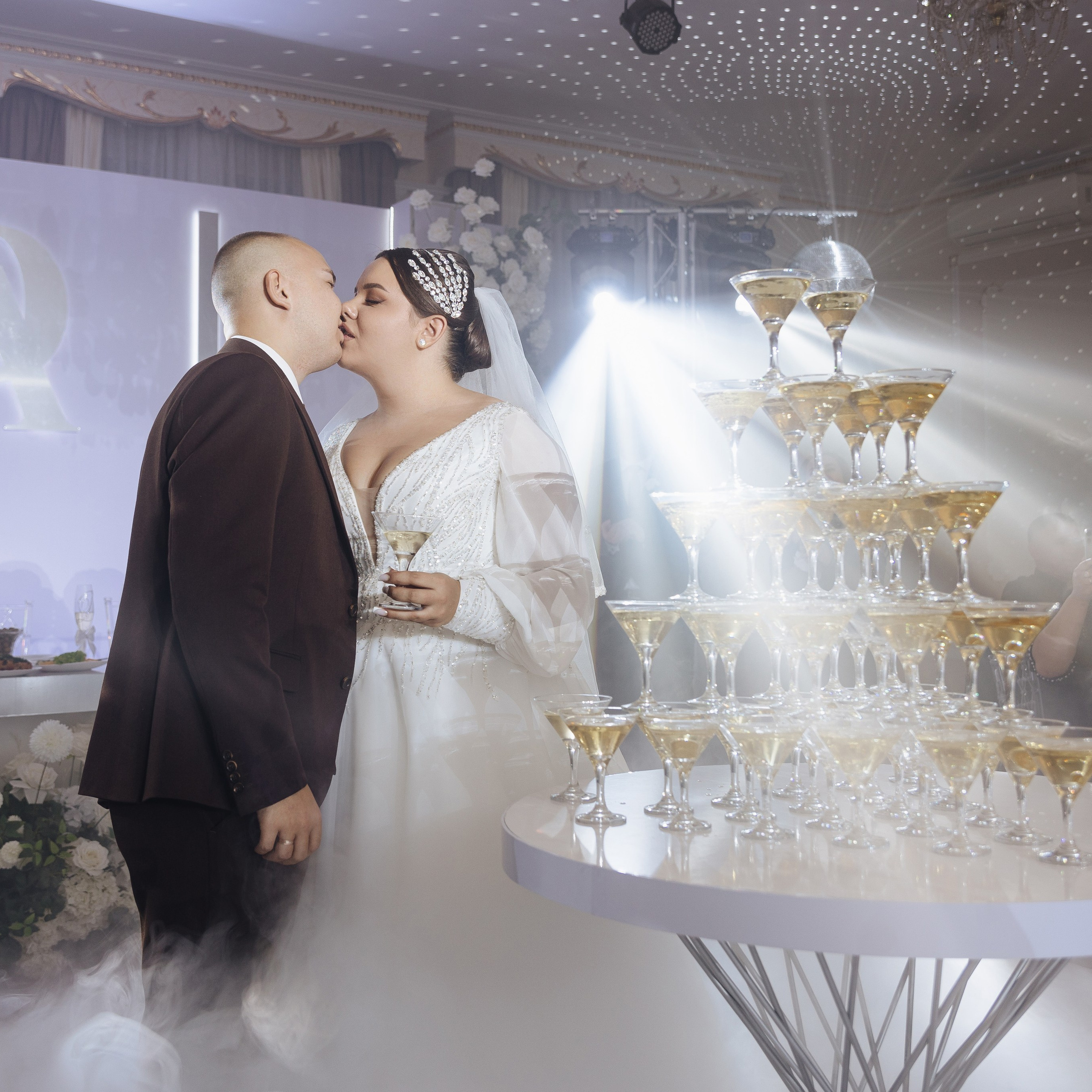 Свадебная фотосессия Дарии и Вадима — фотостудия и прогулка. Семейный и свадебный фотограф в Донецке Елена Гордеева