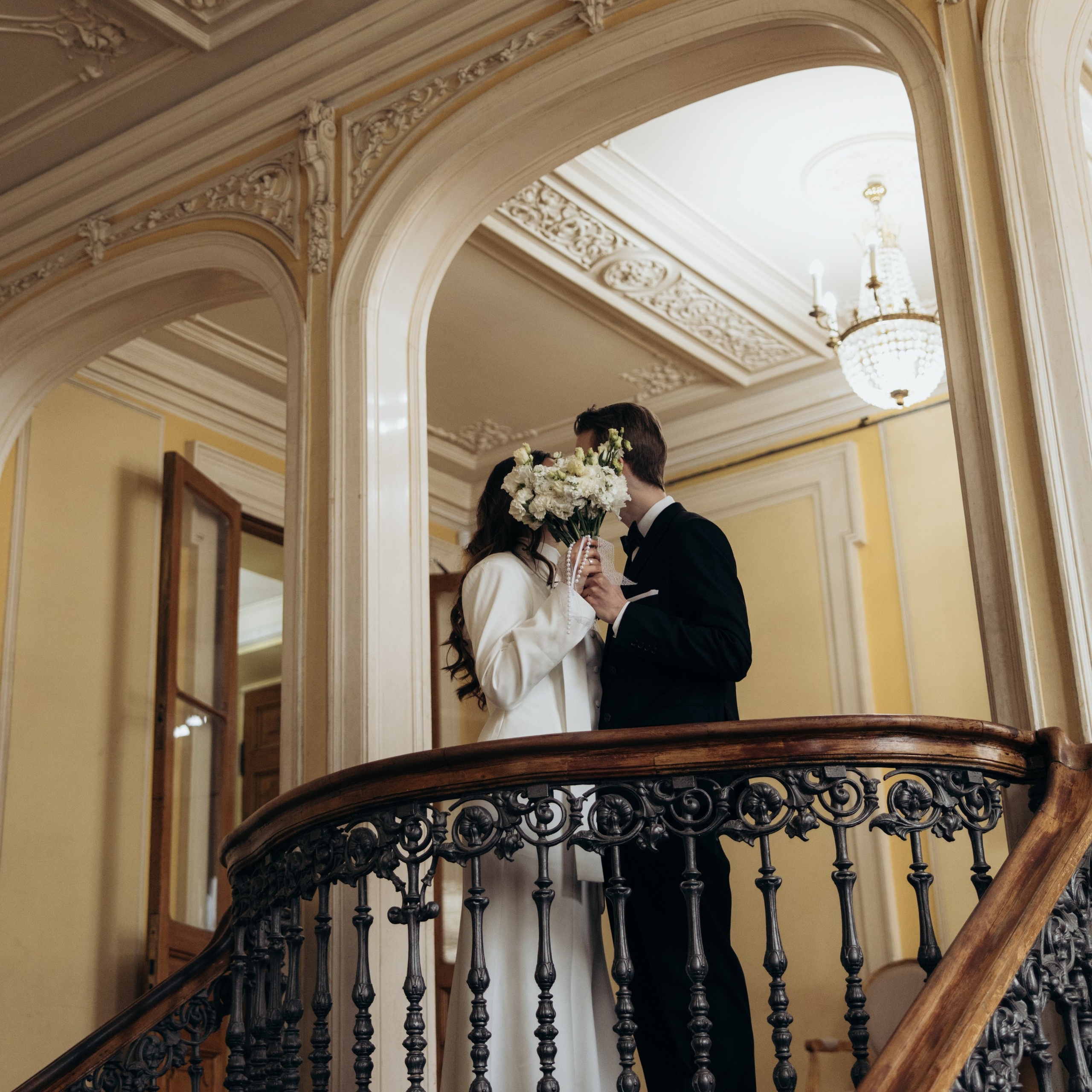 Роспись в читальне им. Пушкина — место, набирающее популярность в 2026 году. Свадебный фотограф Москва Виктория Медовик