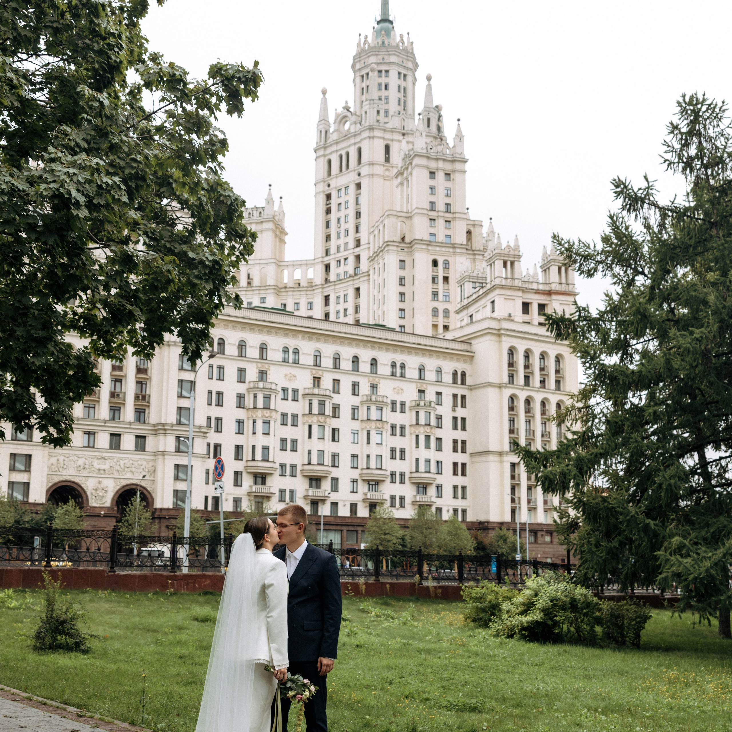 Тессинский мост — та самая популярная локация для фото, про которую все спрашивают. Свадебный фотограф Москва Виктория Медовик