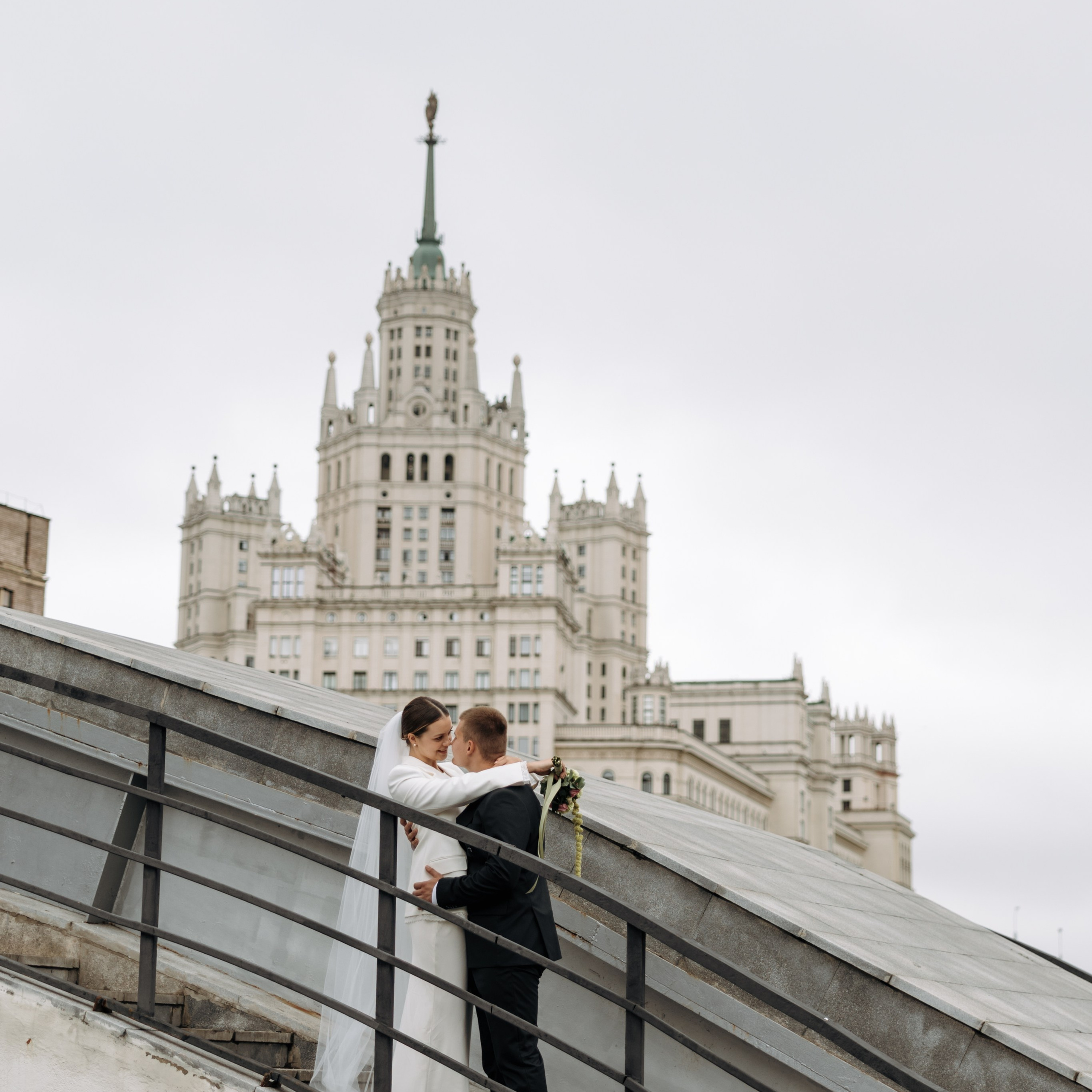 Тессинский мост — та самая популярная локация для фото, про которую все спрашивают. Свадебный фотограф Москва Виктория Медовик