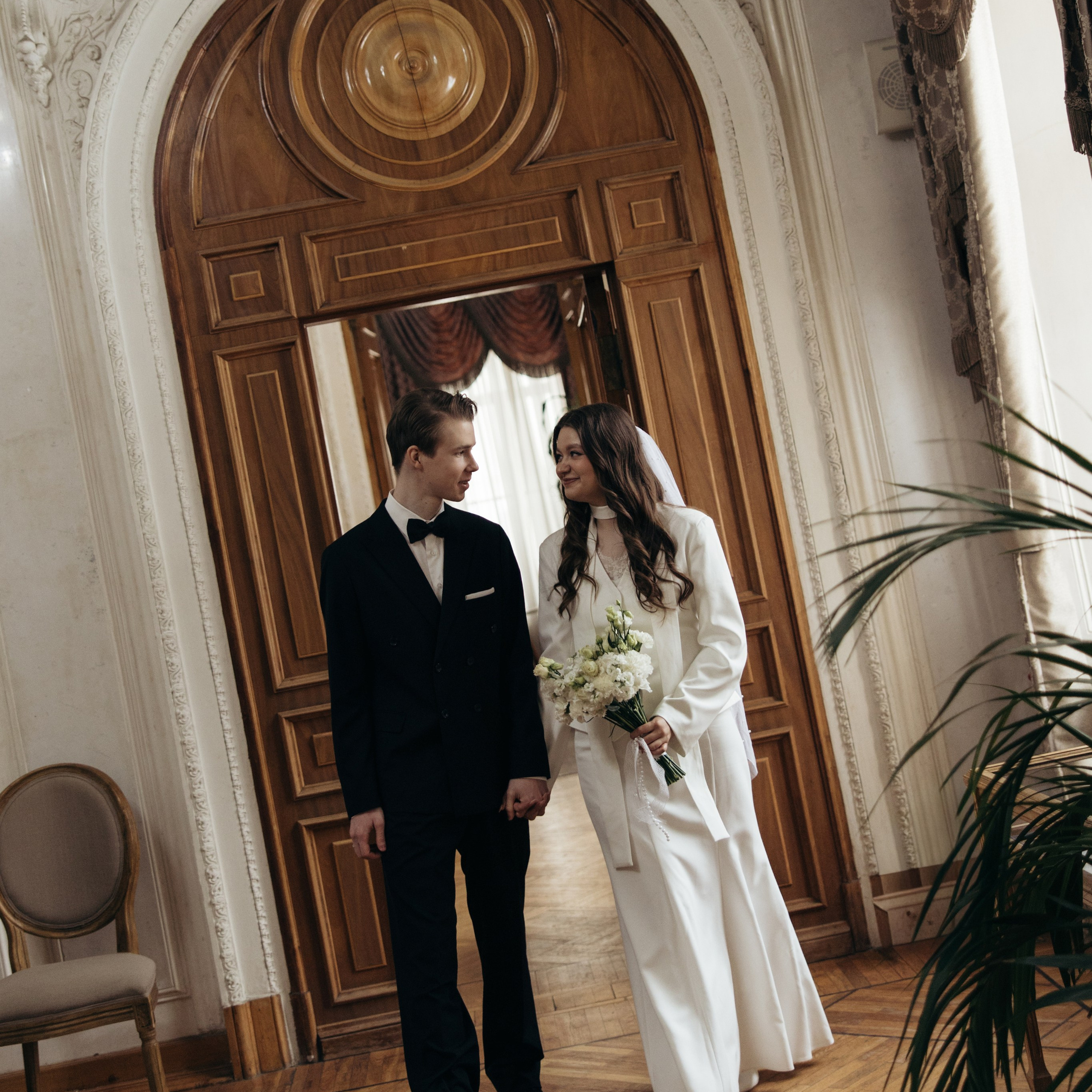 Роспись в читальне им. Пушкина — место, набирающее популярность в 2026 году. Свадебный фотограф Москва Виктория Медовик