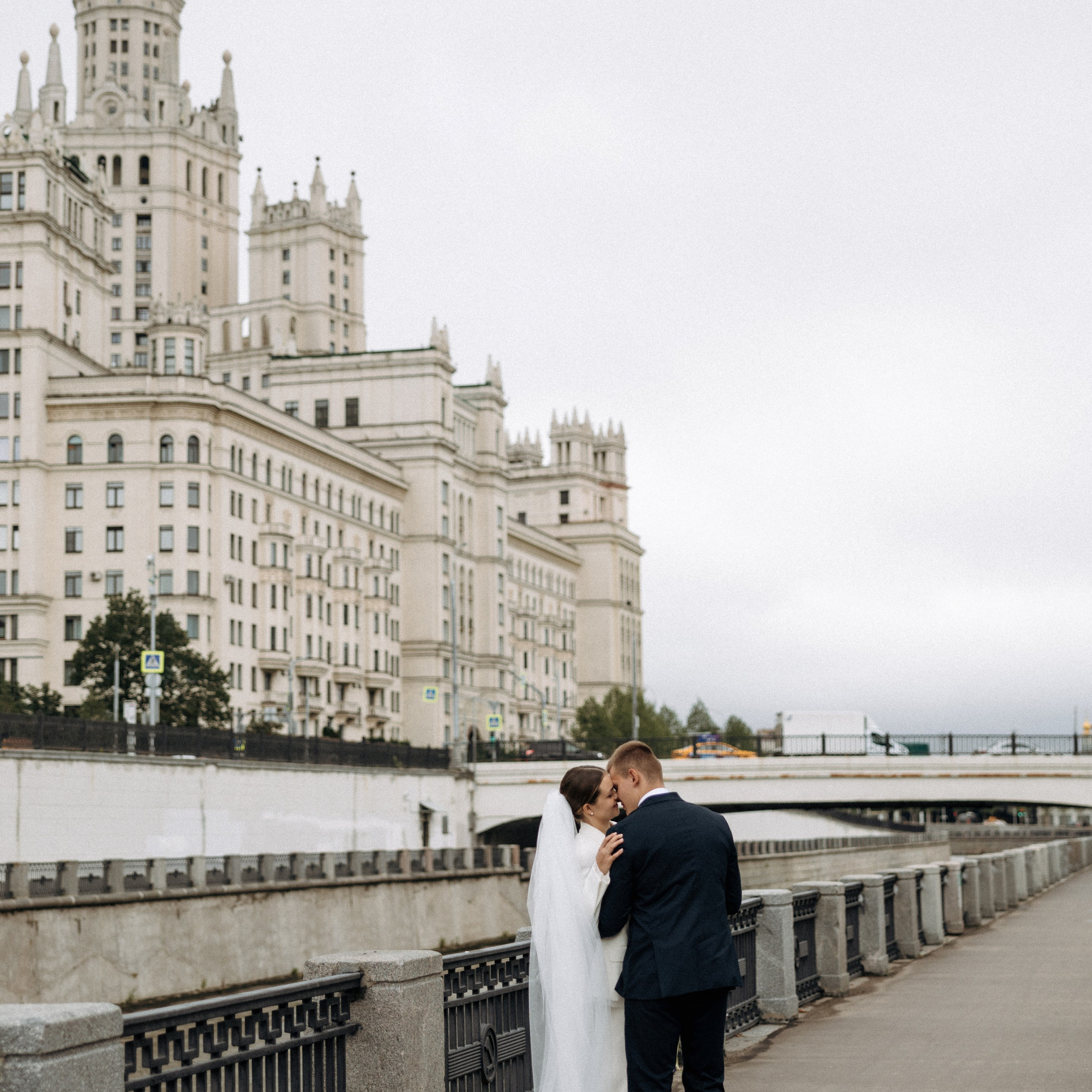 Тессинский мост — та самая популярная локация для фото, про которую все спрашивают. Свадебный фотограф Москва Виктория Медовик