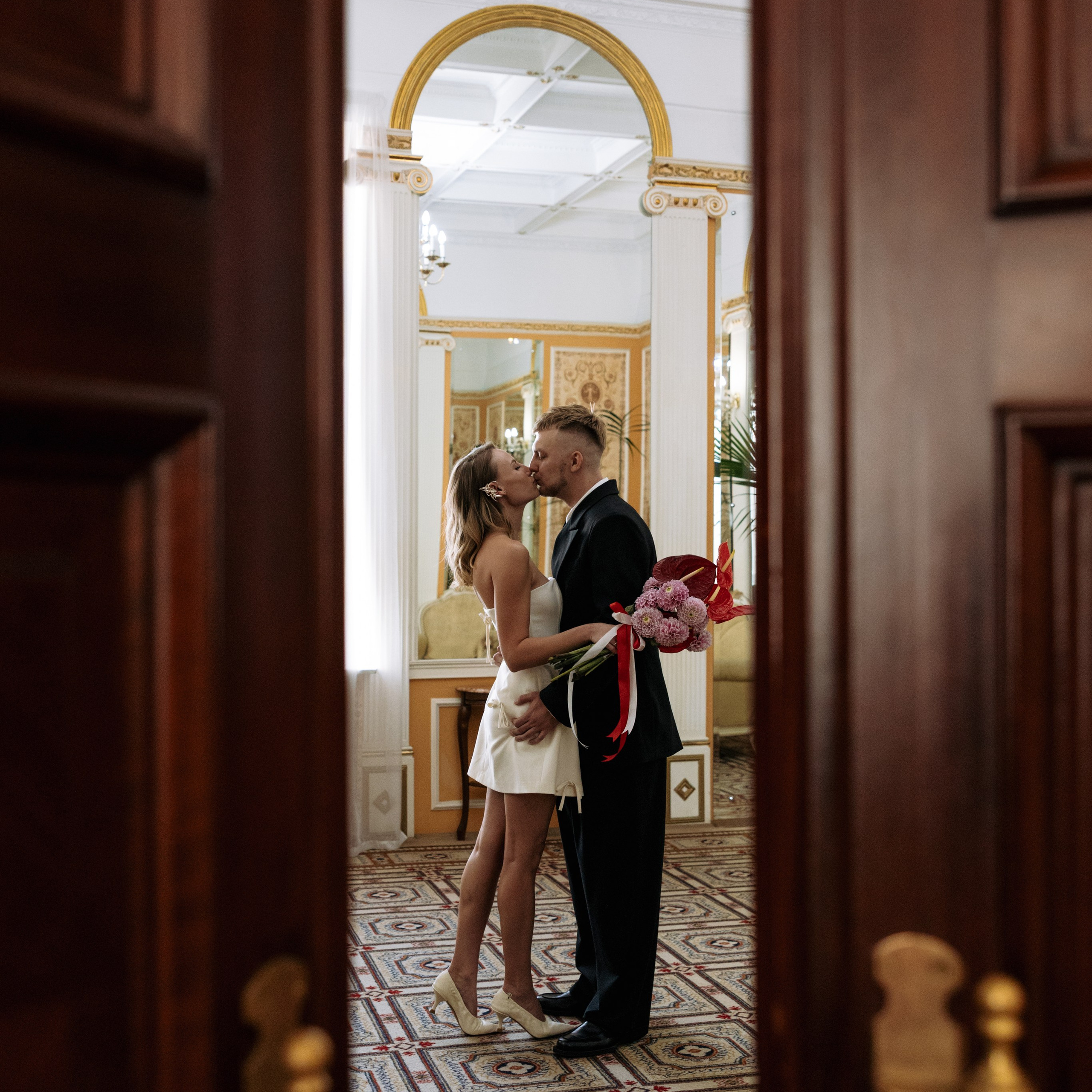 Свадебная роспись в Грибоедовском ЗАГСе. Свадебный фотограф Москва Виктория Медовик