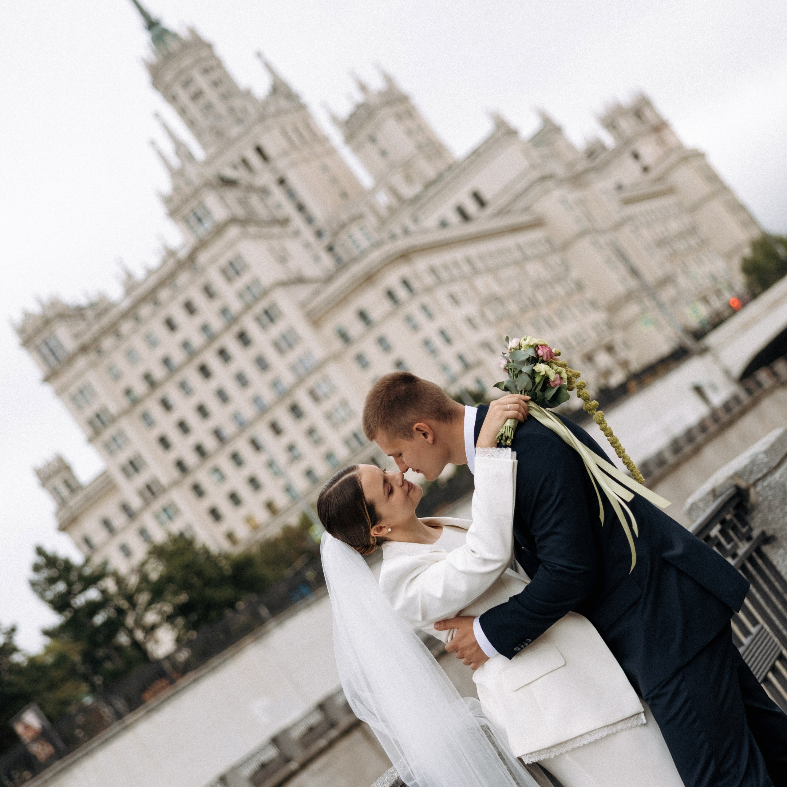 Тессинский мост — та самая популярная локация для фото, про которую все спрашивают. Свадебный фотограф Москва Виктория Медовик