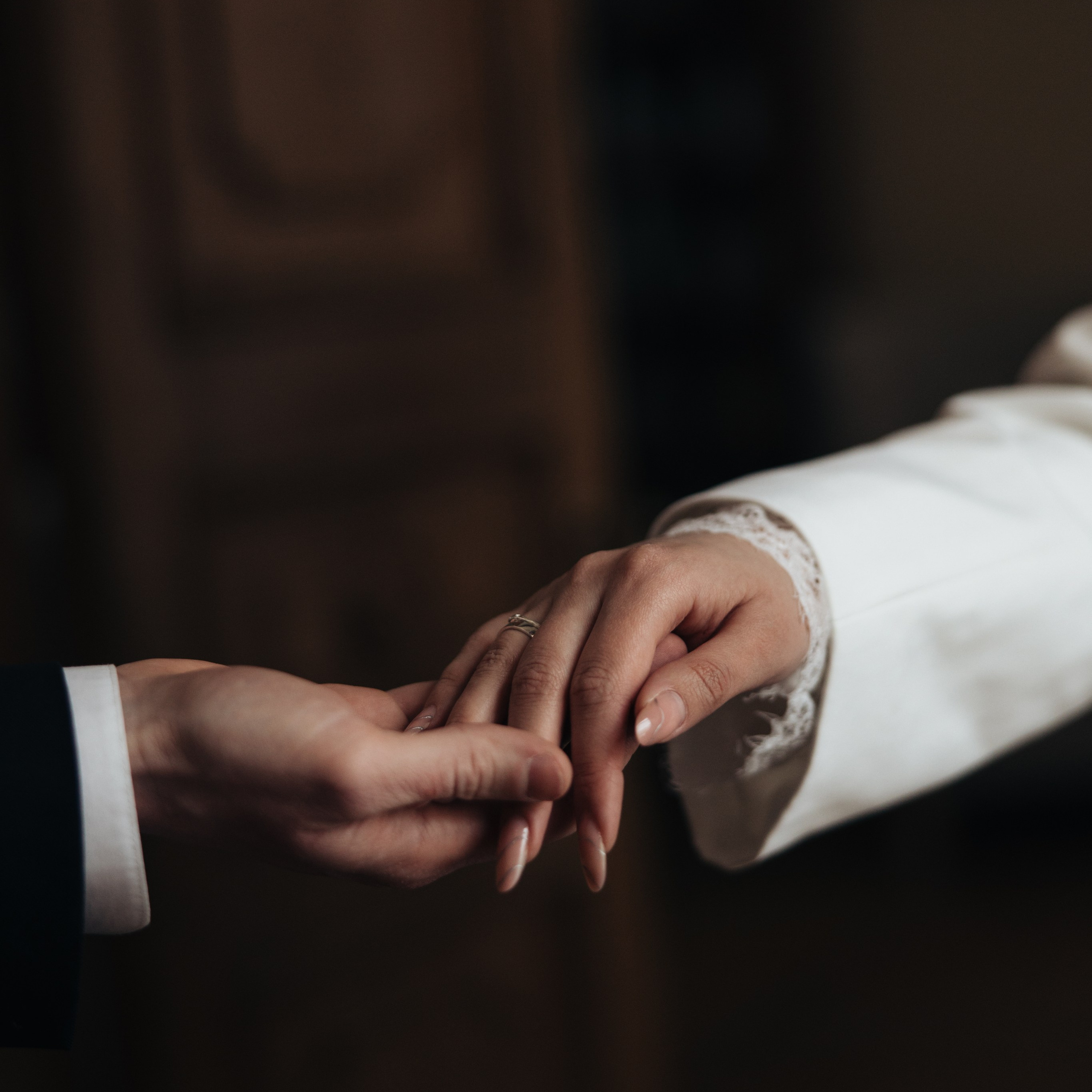 Роспись в читальне им. Пушкина — место, набирающее популярность в 2026 году. Свадебный фотограф Москва Виктория Медовик