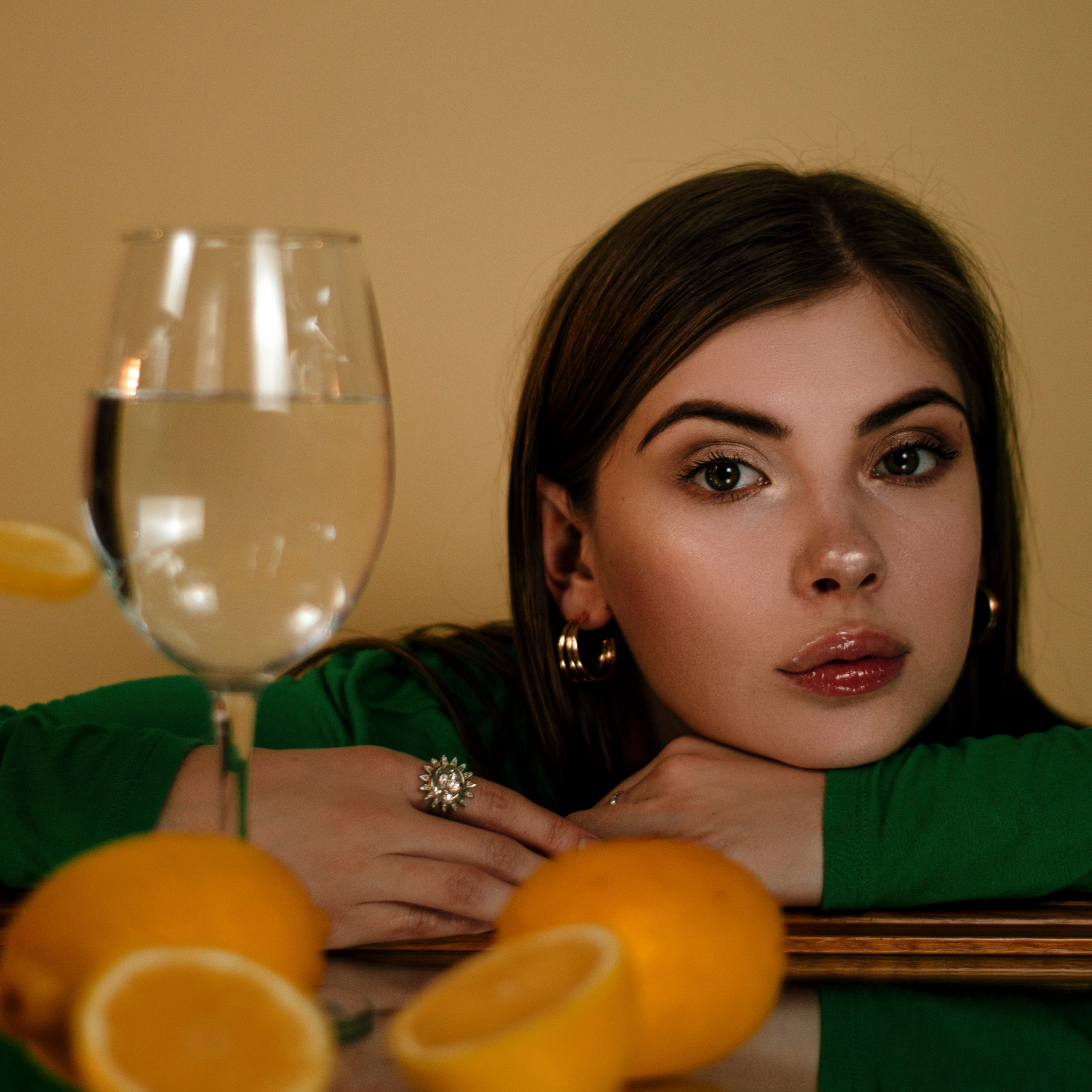 Девочка с лимонами
