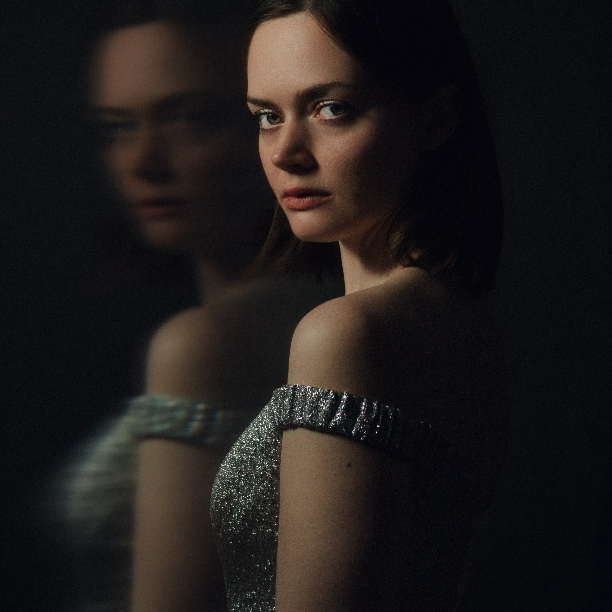 студийный портрет девушки в серебристом платье