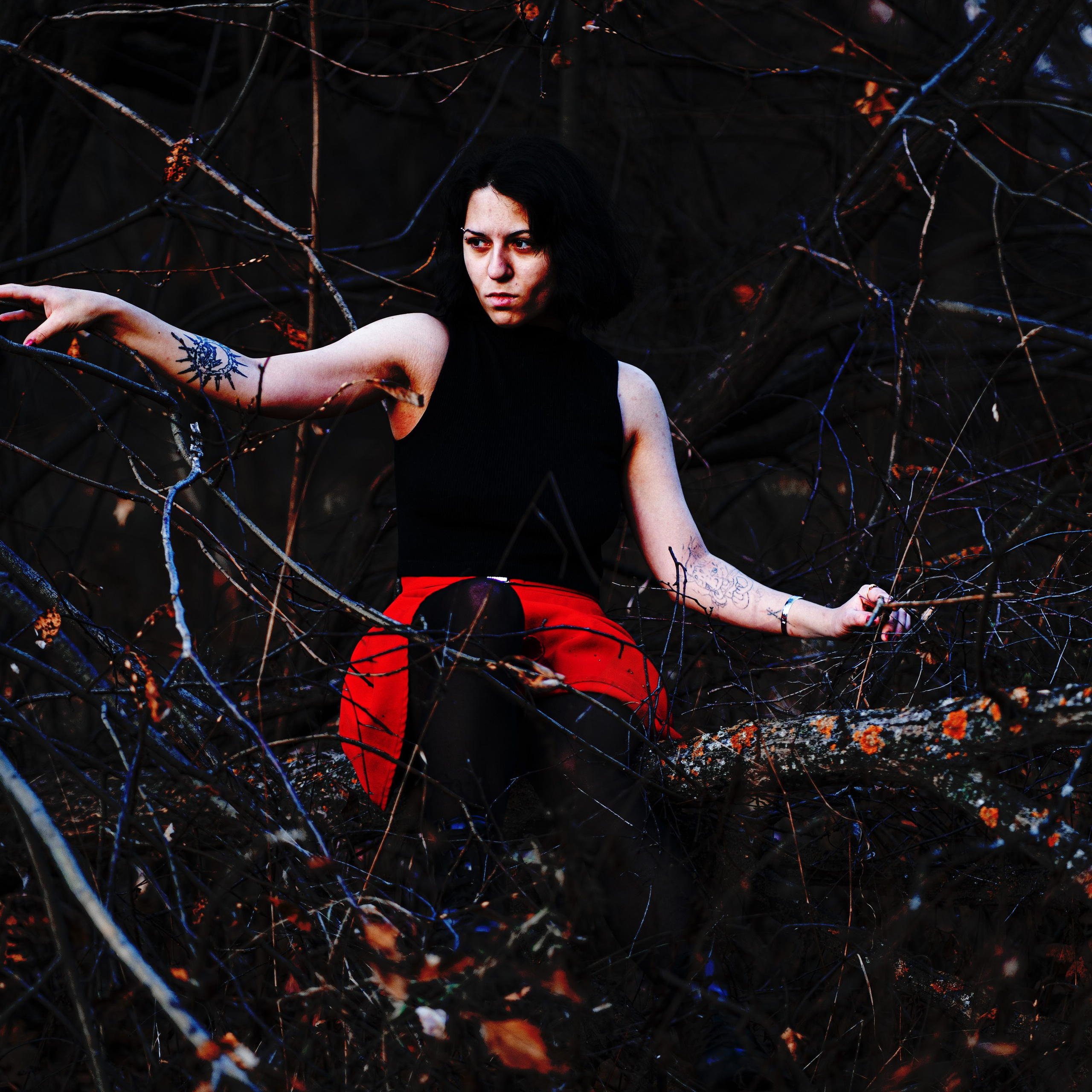 Маленькая девочка со взглядом волчицы