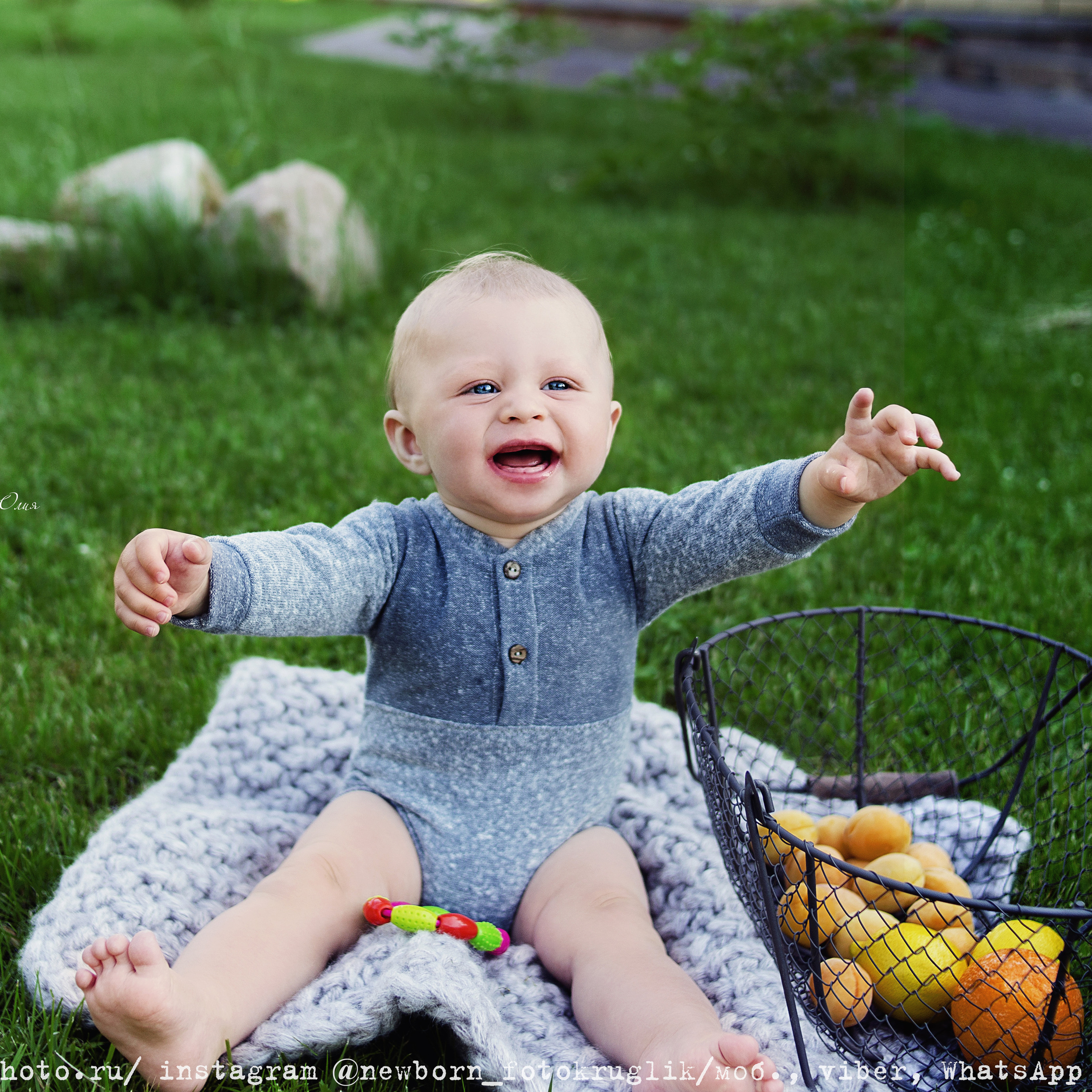 Артемий. 9 месяцев. На природе.