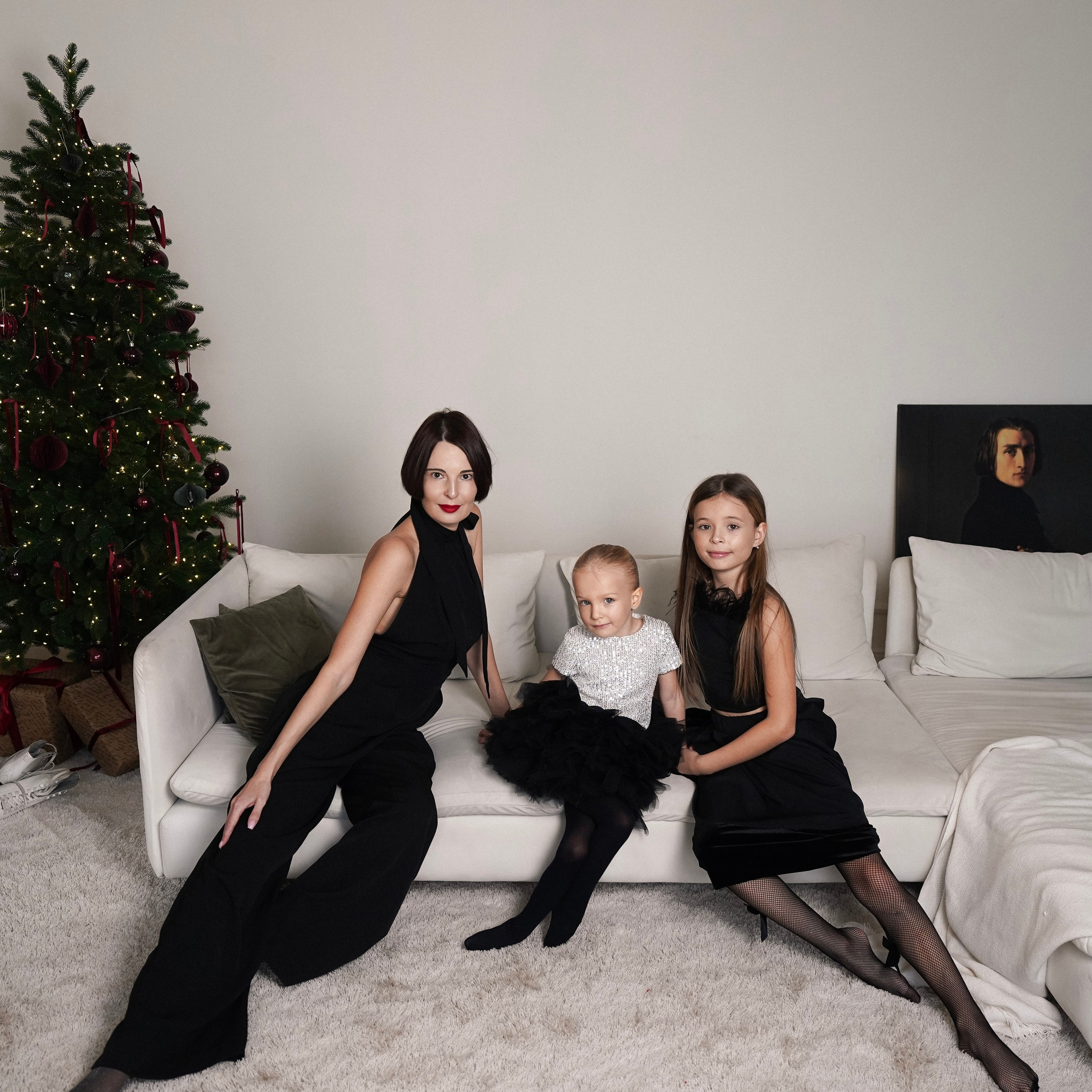 Анна с дочерьми