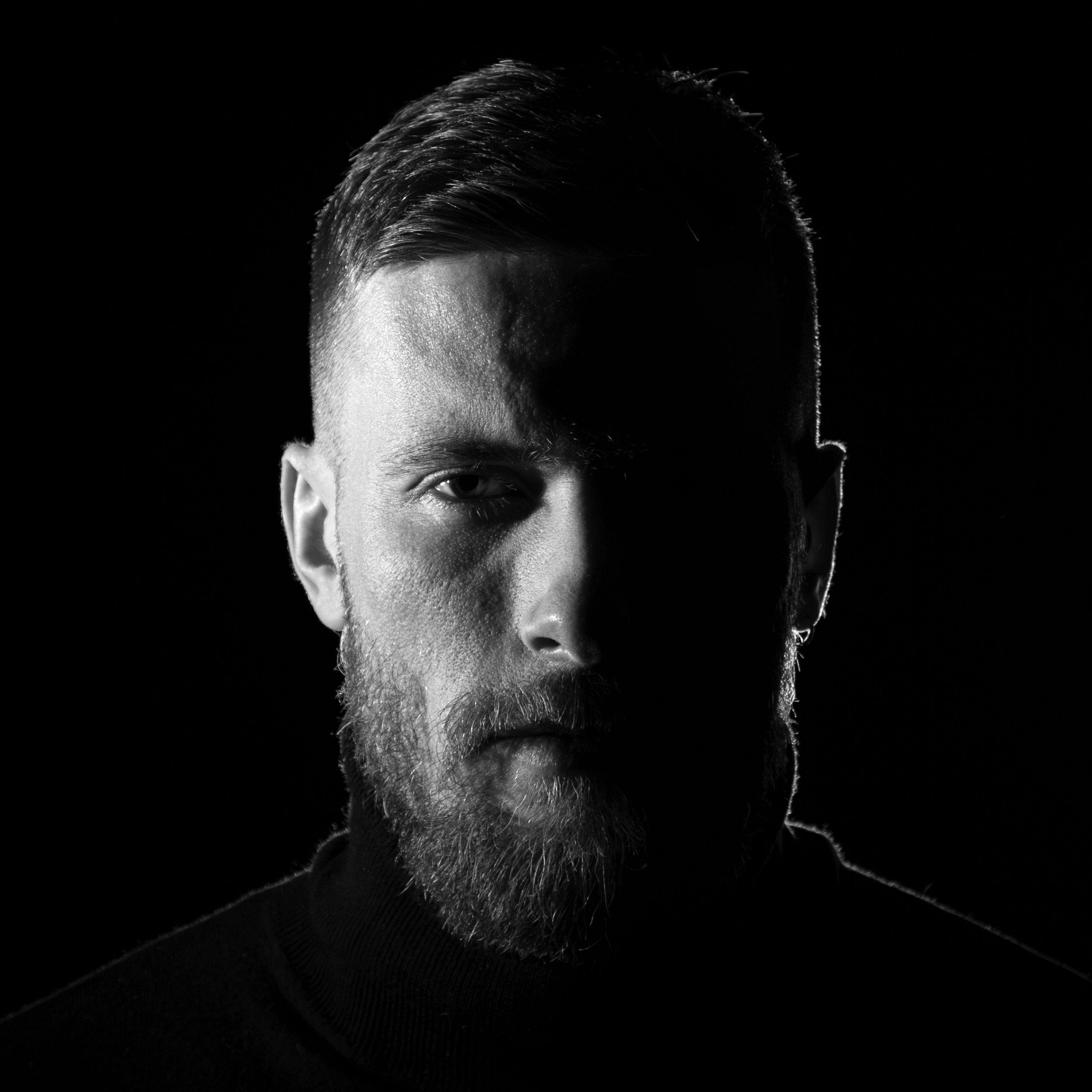 МУЖСКОЙ ПОРТРЕТ \ СТУДИЯ