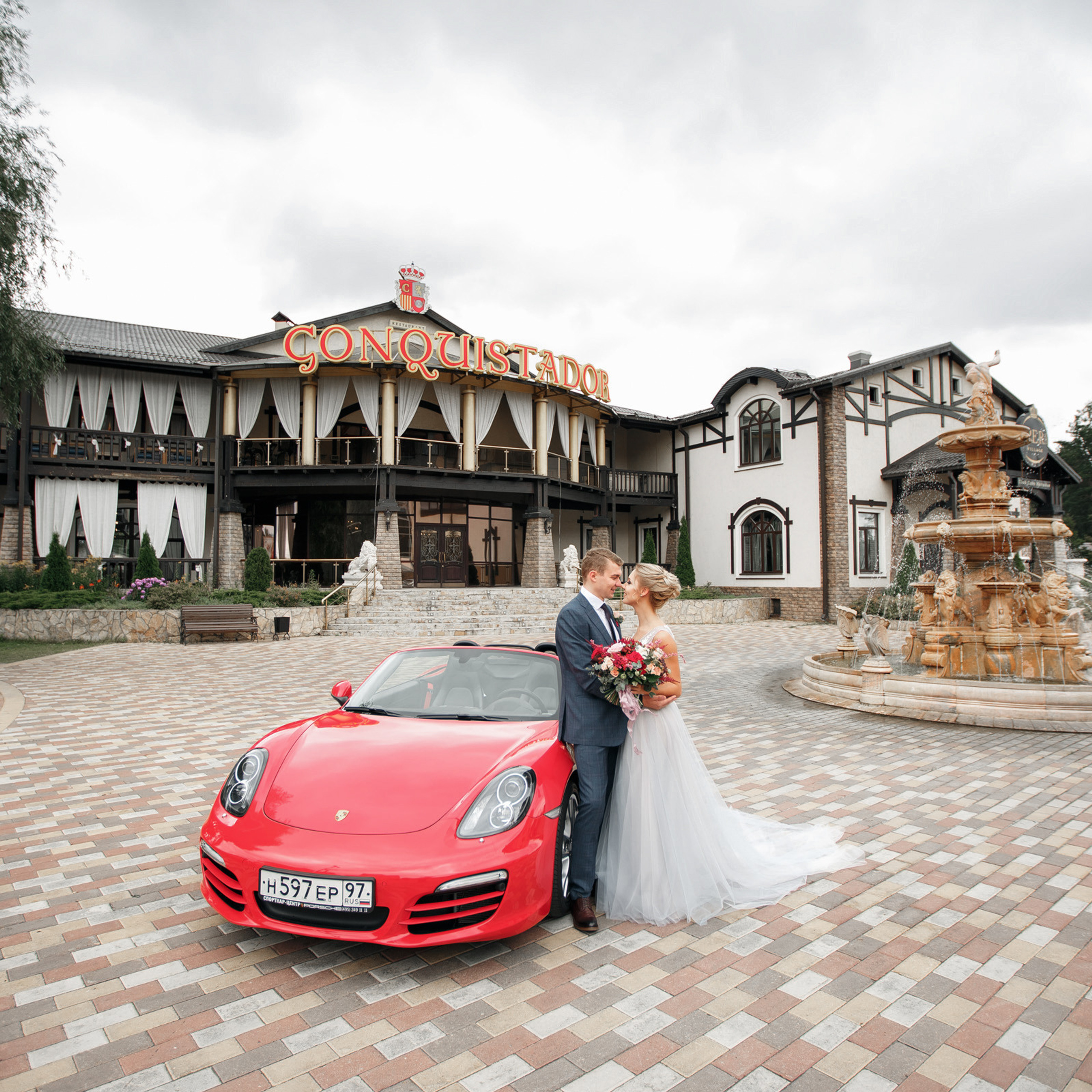 Он, она и красный порш