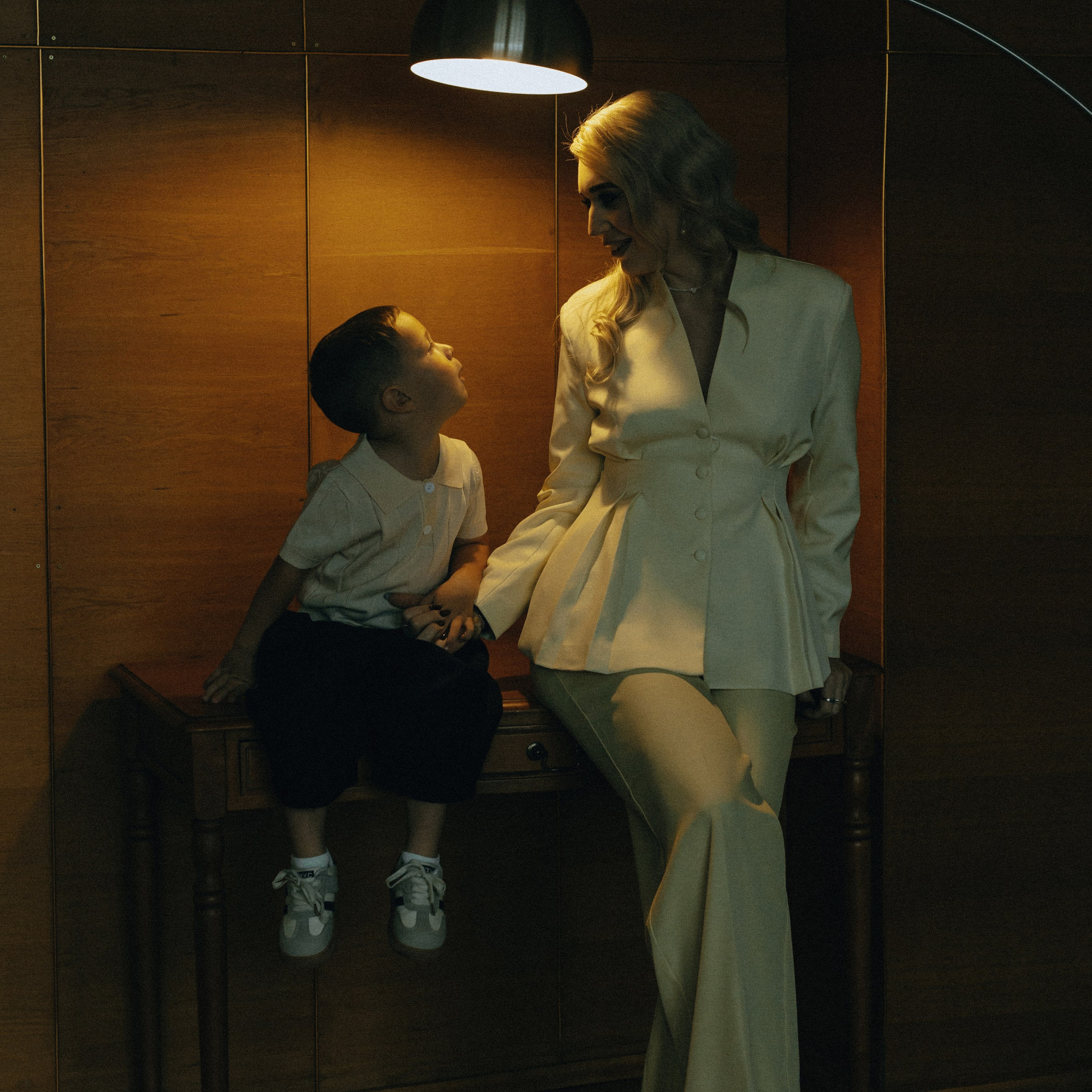 под светом лампы