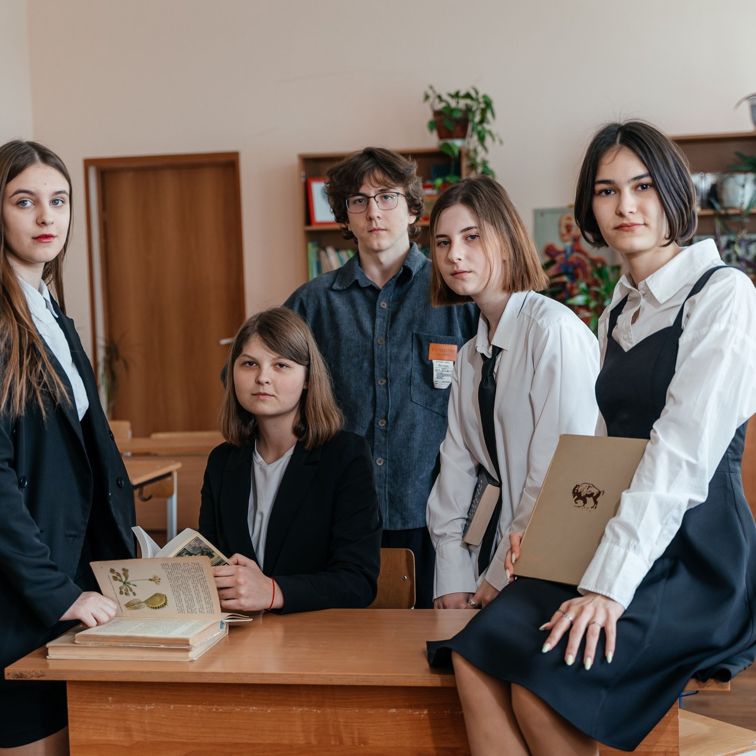 Съемка на выпускной альбом, школьный выпуск. Контент съемка под ключ. Световое шоу / Москва и Мо