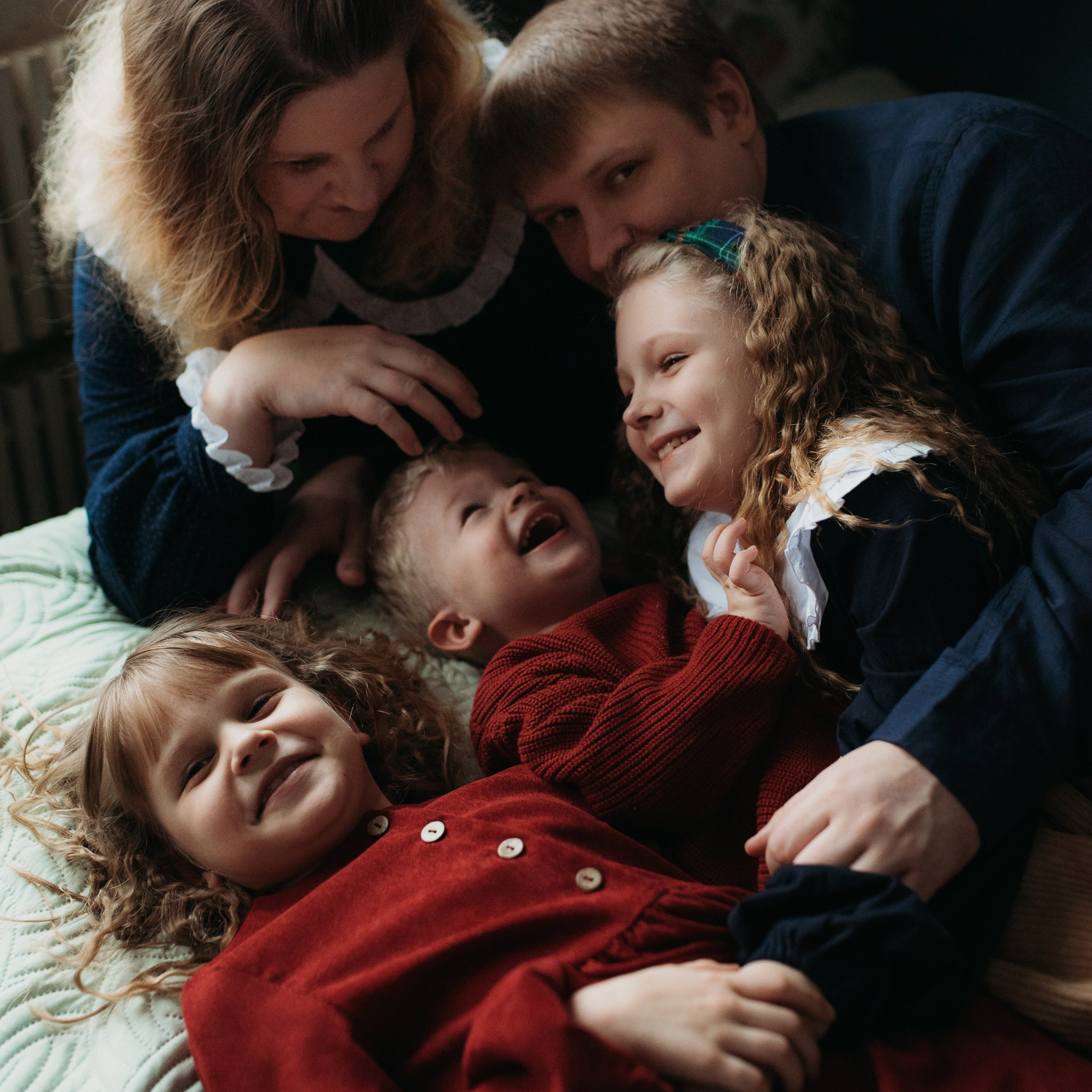 Аня, Кирилл и три солнышка: Злата, Агата и Матвей)