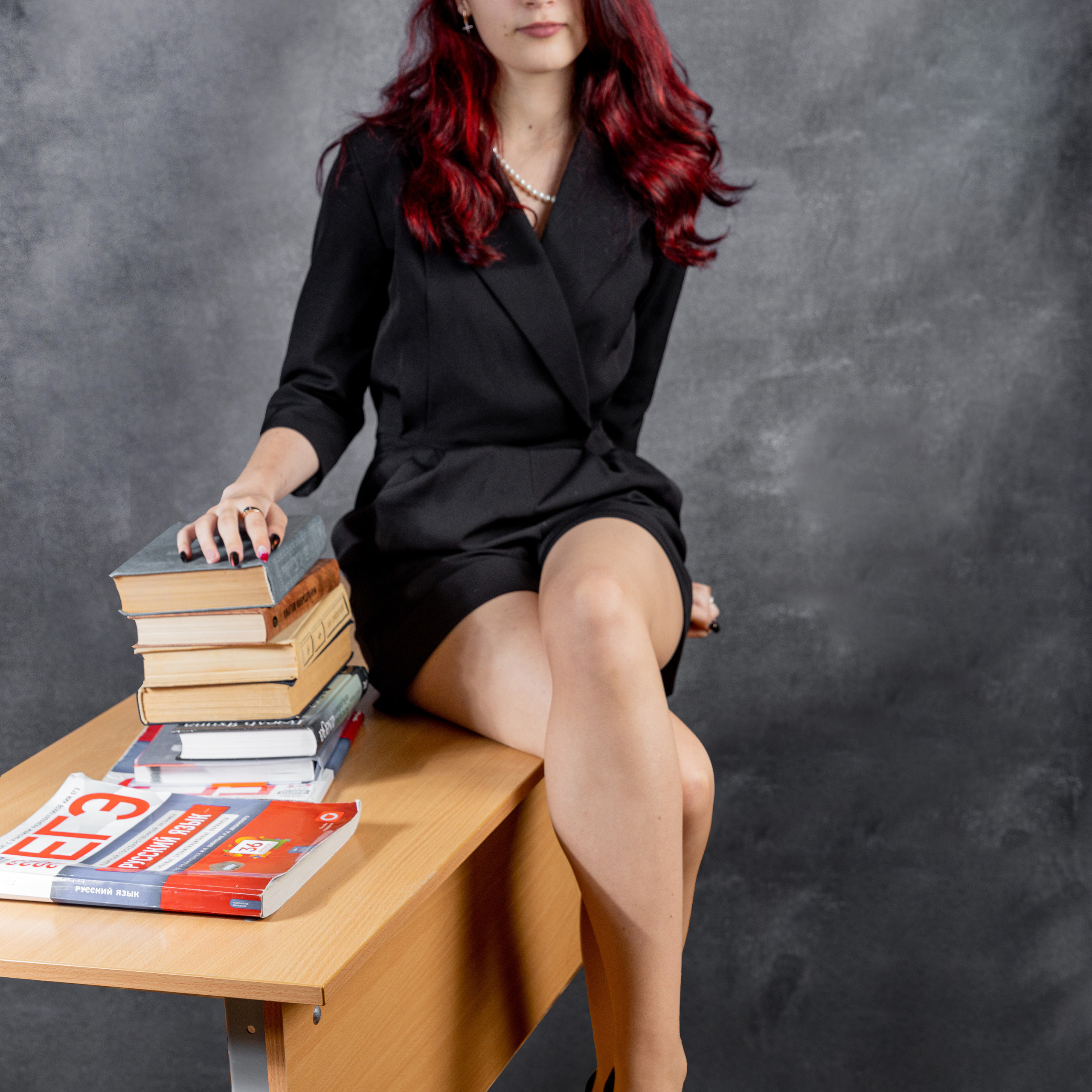 Старшие — фон «Мокрый асфальт»