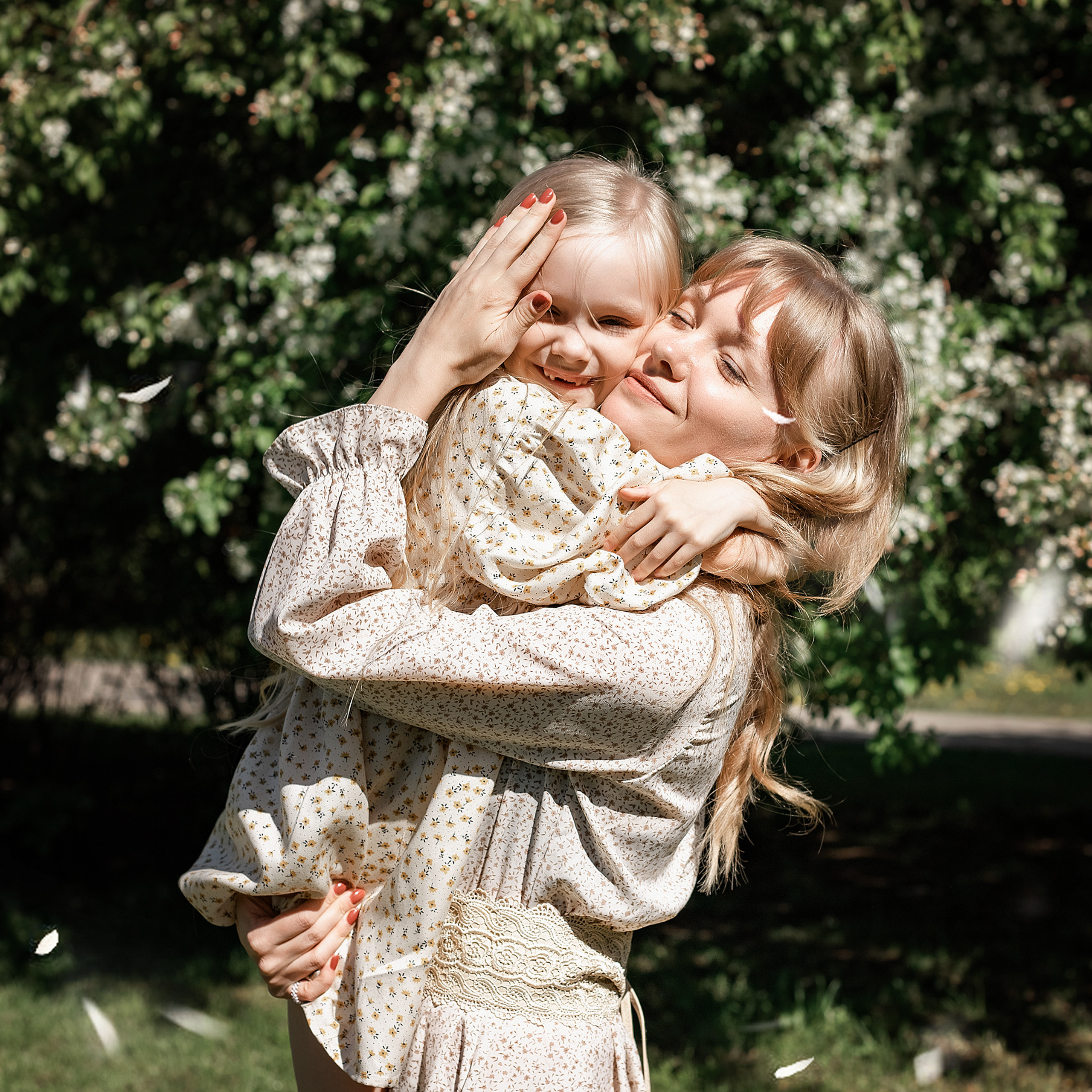 Весенние яблони. Май 2022. Две мамы с дочками.