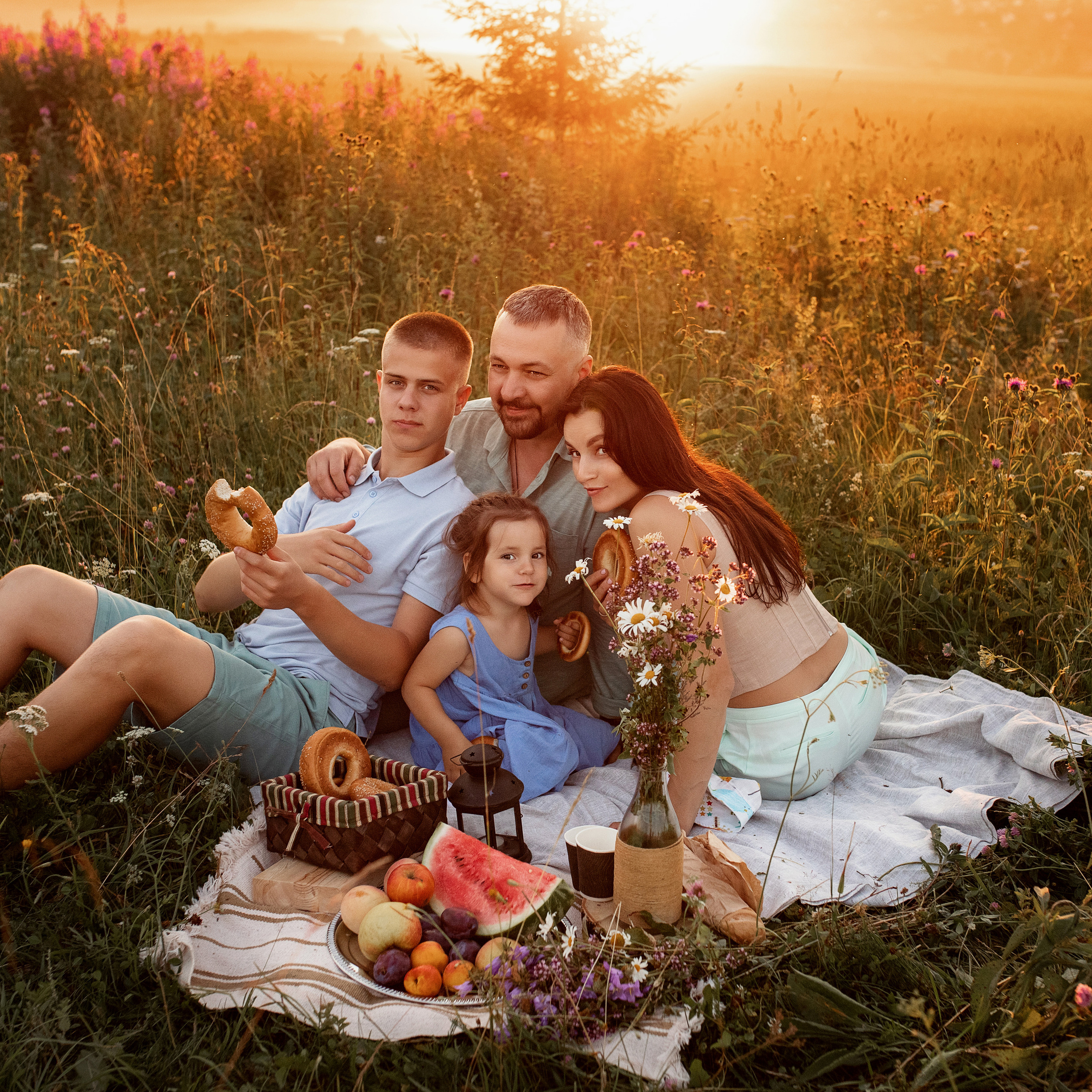 Поле. Речка. Закат. Июль. СемьЯ.