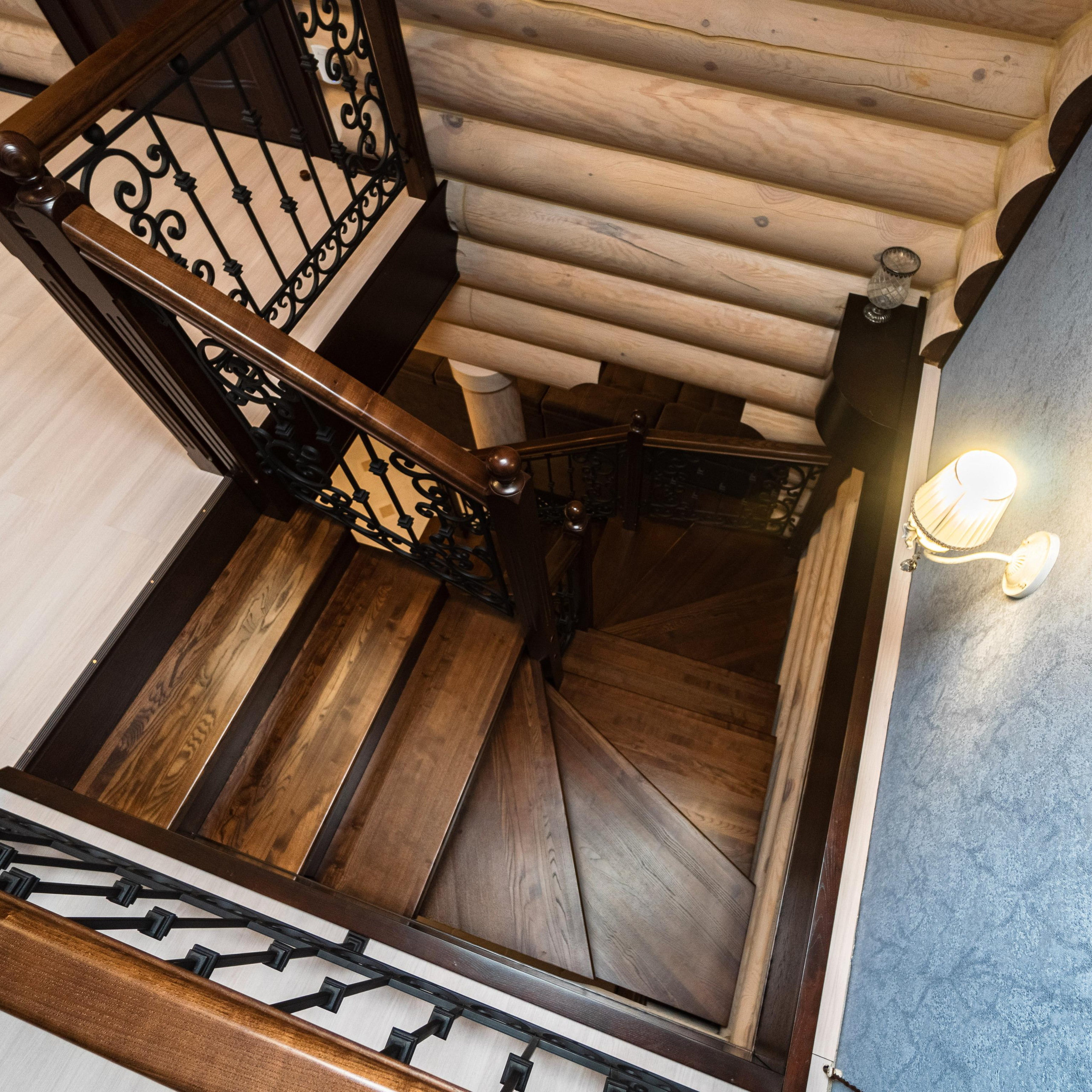 2. Интерьер (лестница, полки, столы, стеллаж, элементы потолка из дерева))