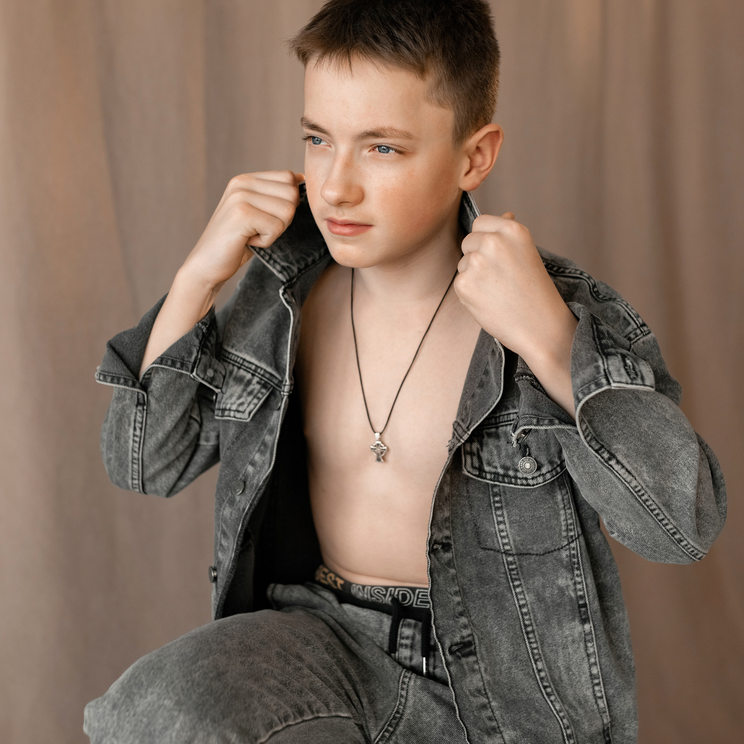 Бежевый фон в моей студии. Январь 2023 г.