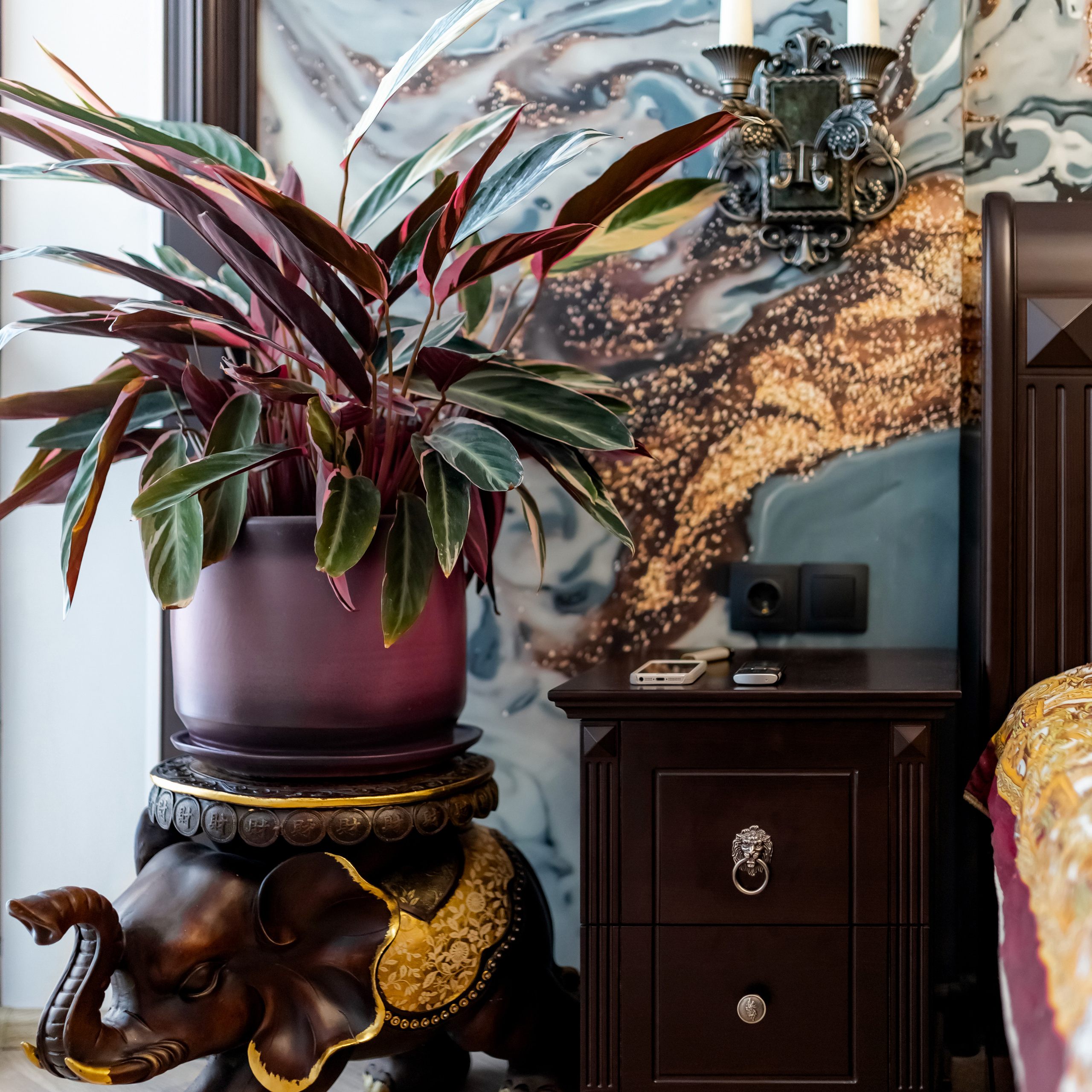 Интерьер в квартире (спальня, двери, отделка оконного проёма). Декабрь 2021.