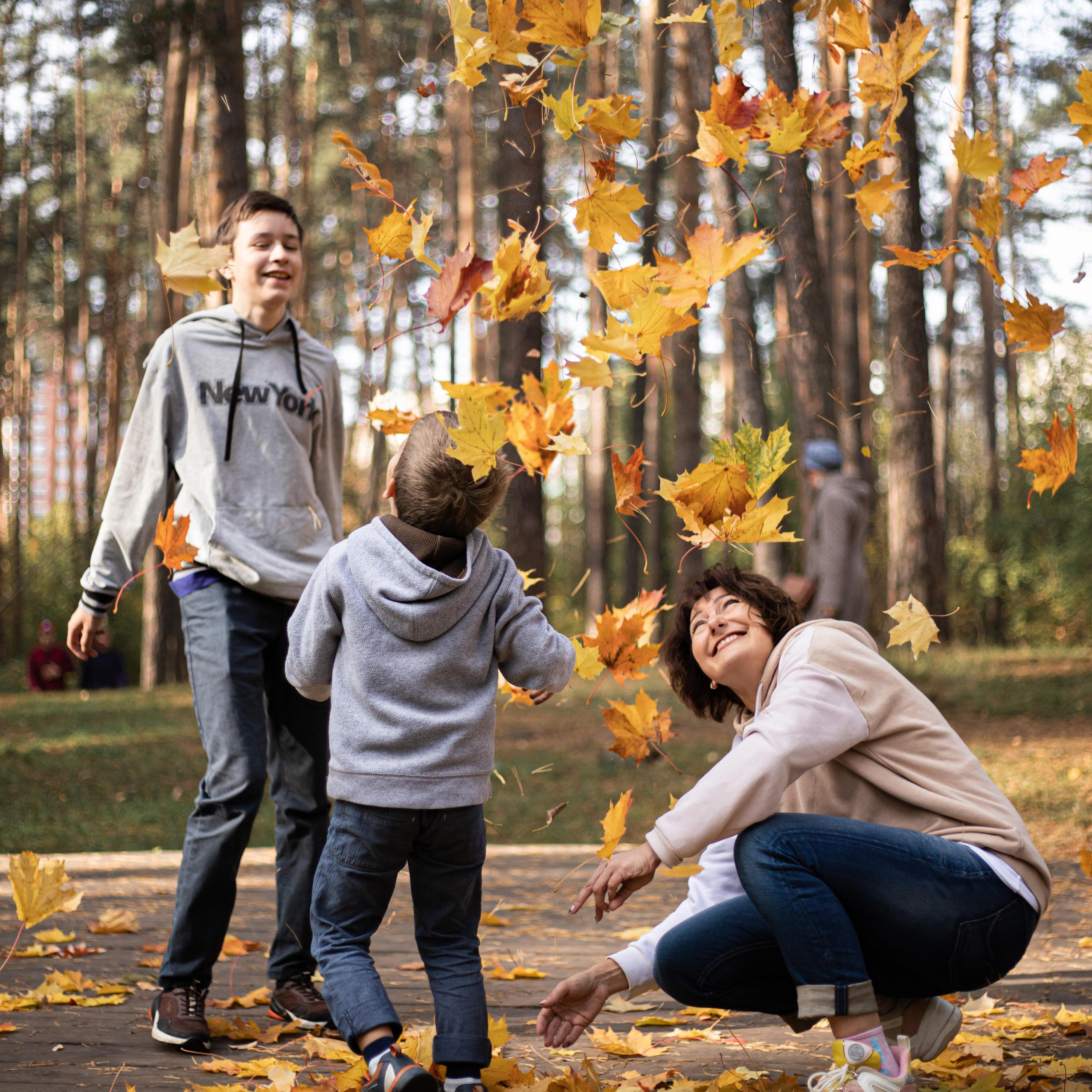 Черняевский лес «Золотые пески». Осень 2020. Ирина с сыновьями