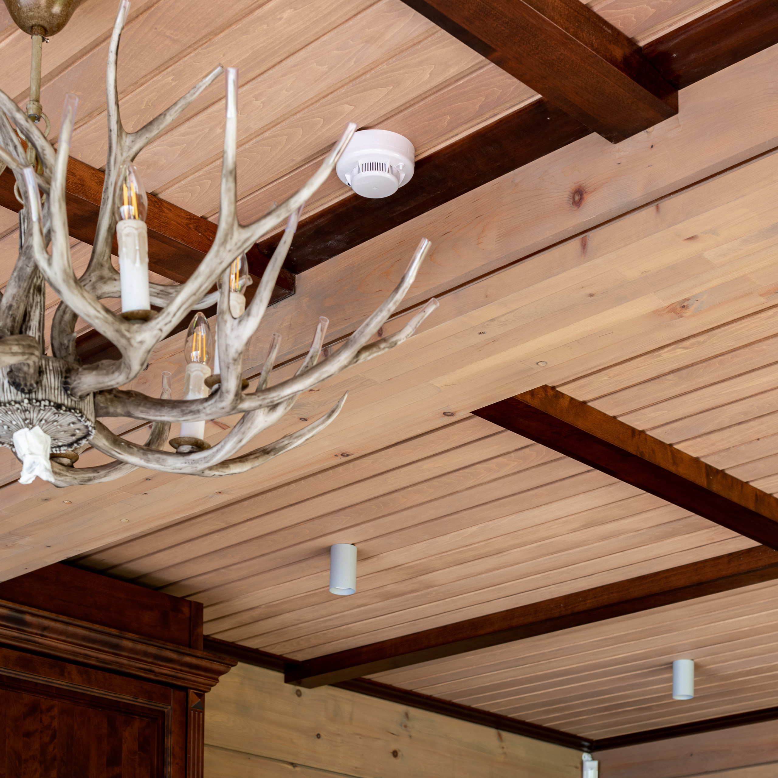 1. Интерьер (кухня, потолок, двери, лестница)