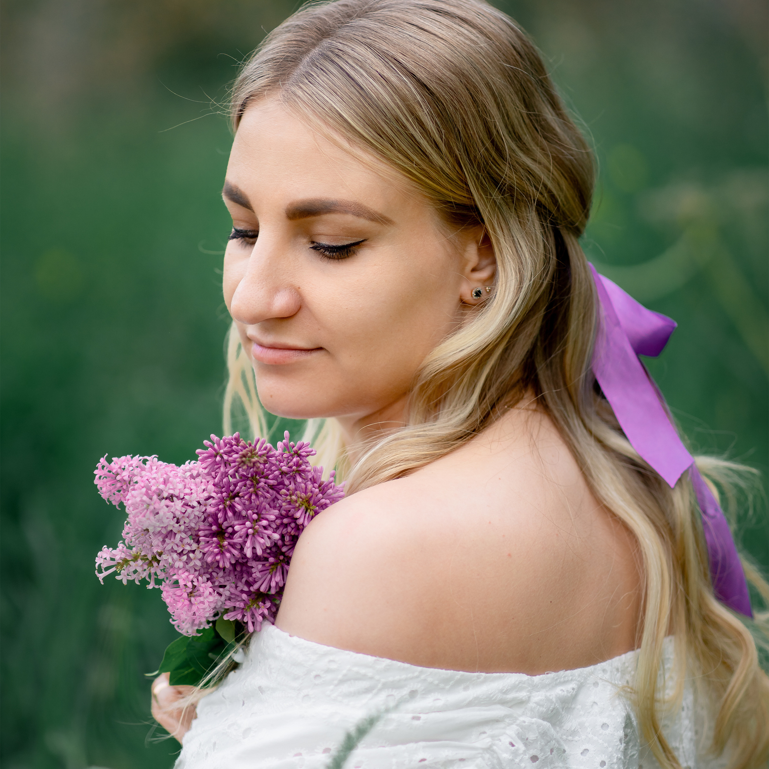 Женский портрет в цветущей сирени