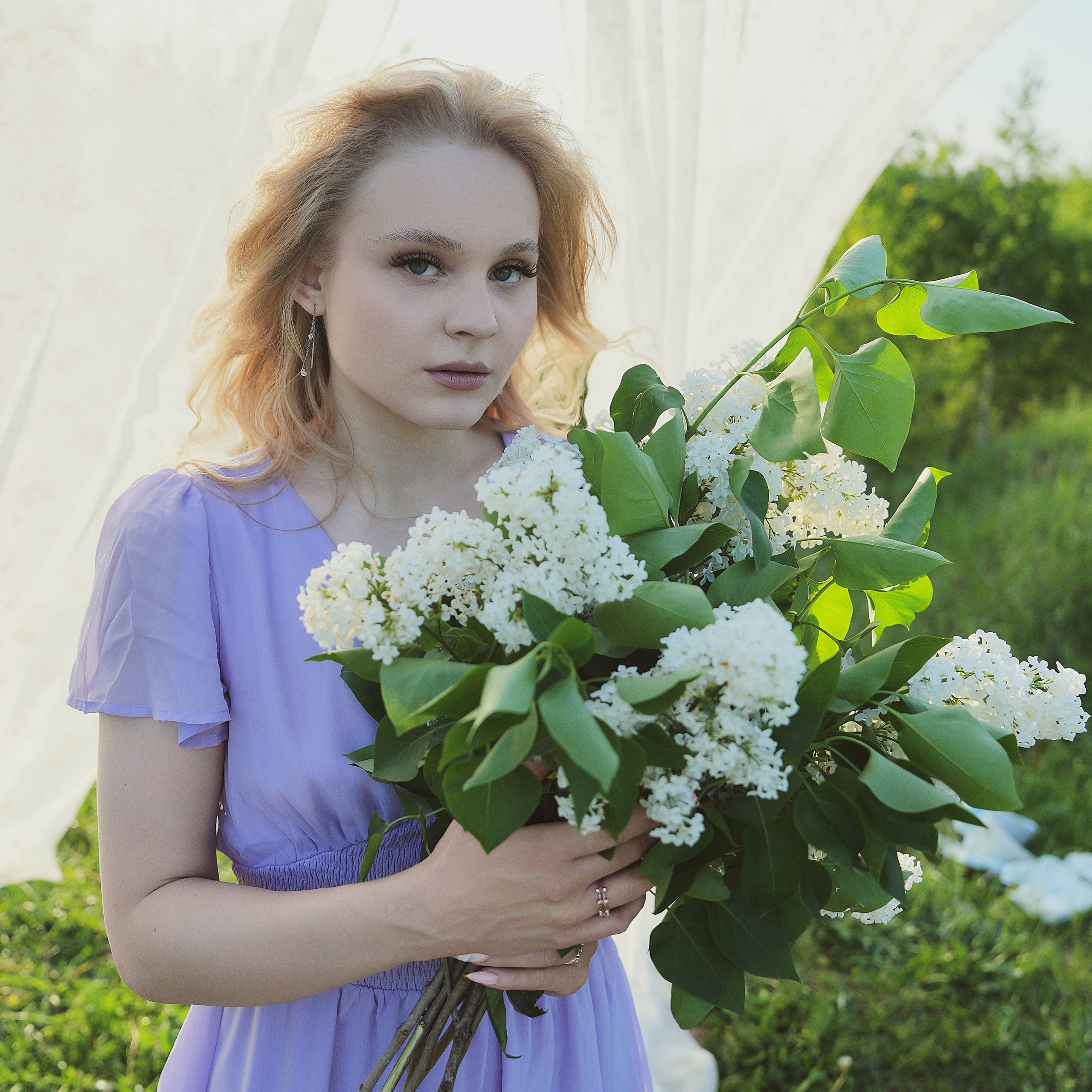 Съемка Кати в контровом свете с белой сиренью