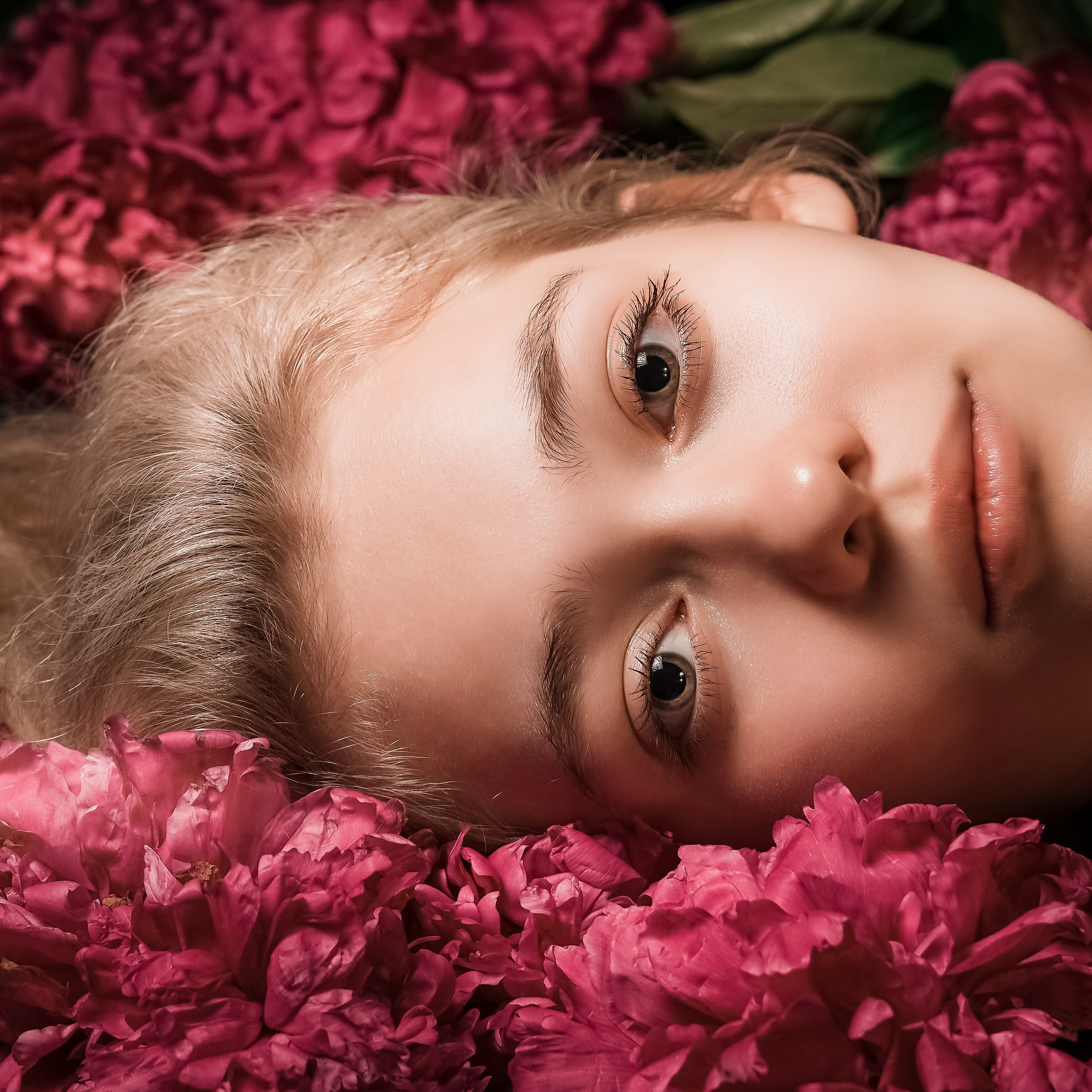 Съемка Ксении с пионами на черном фоне