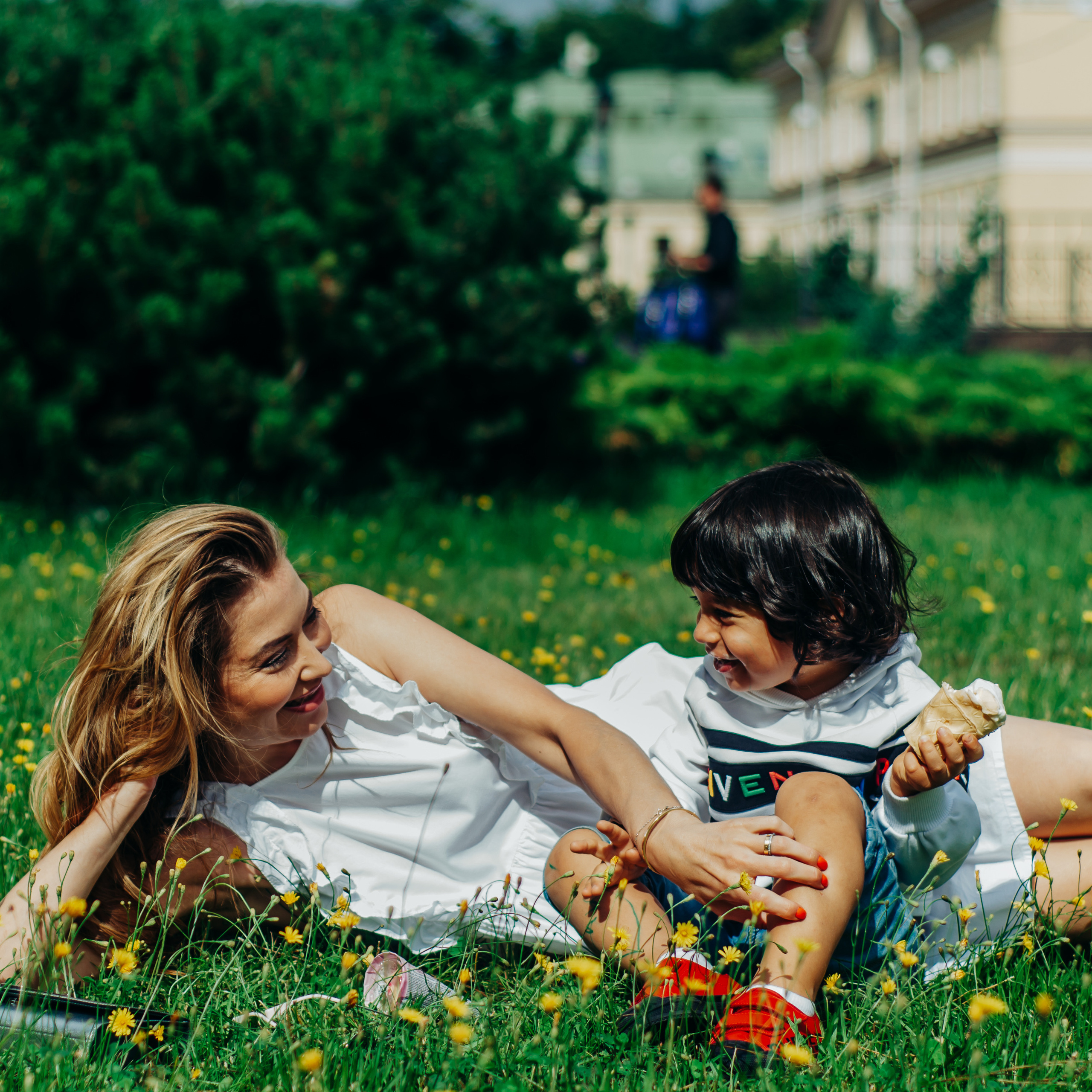 мама и сын играют фотосессия лето прогулка 