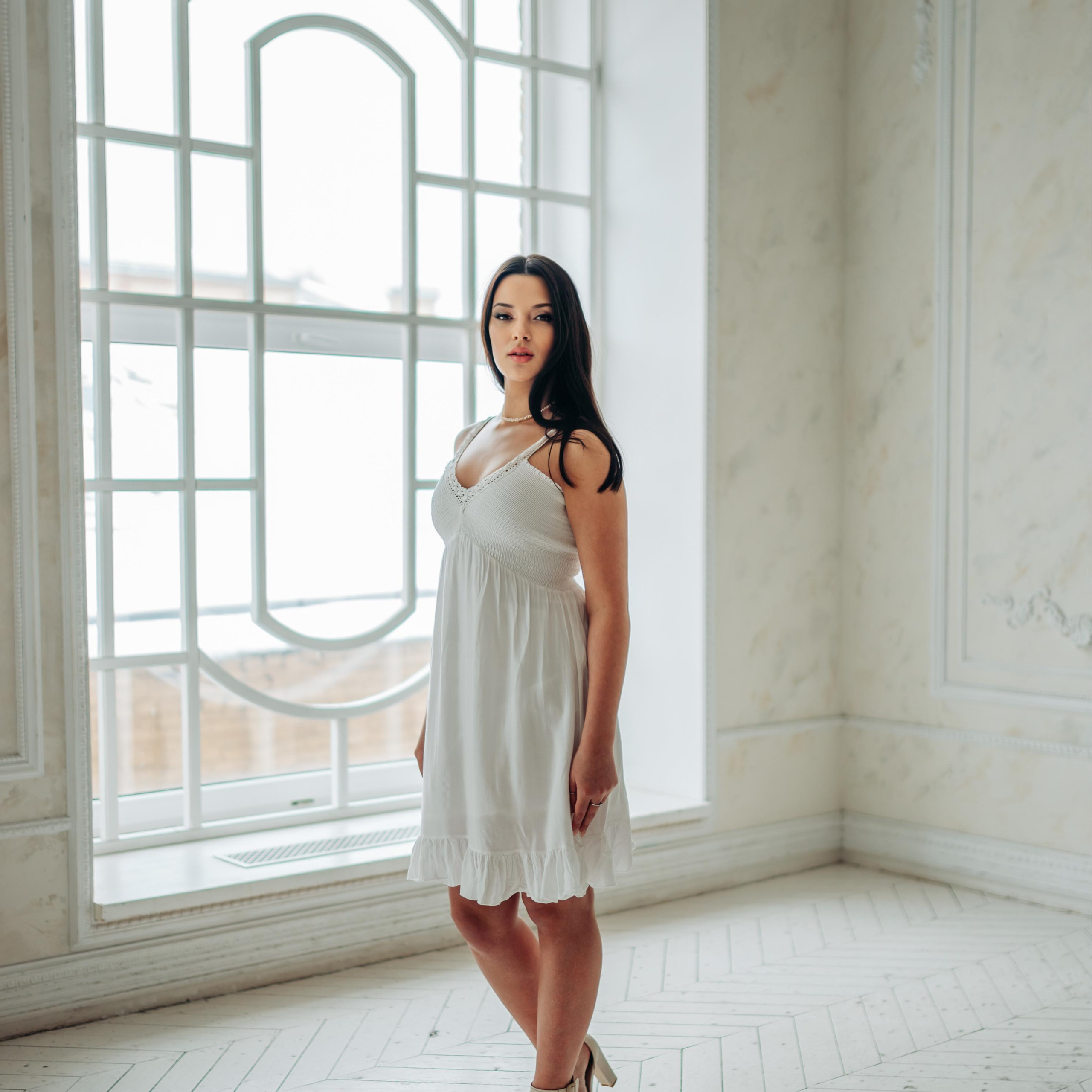 Женщина у окна фото