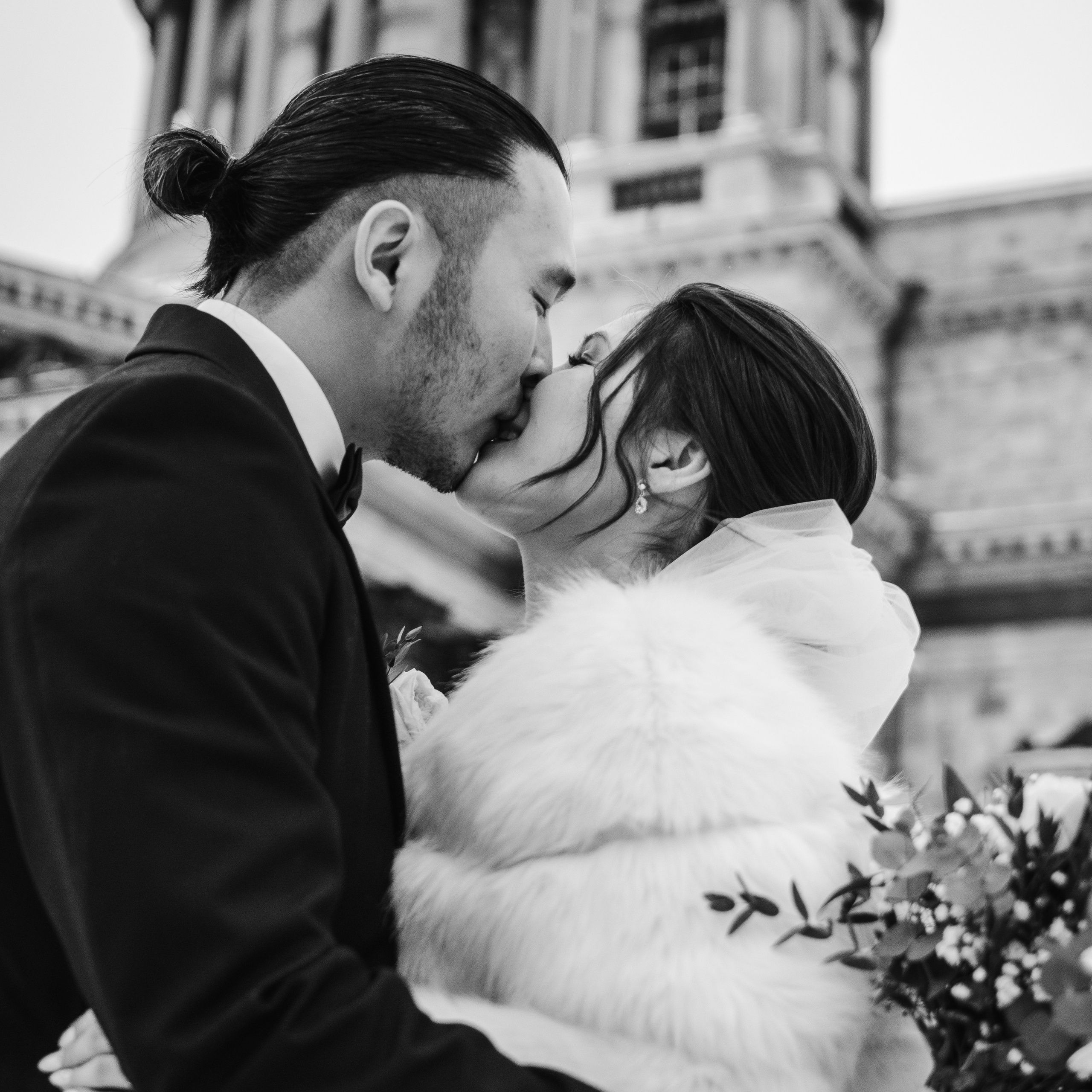 Чёрно белая фотосессия в центре любовь двое питер