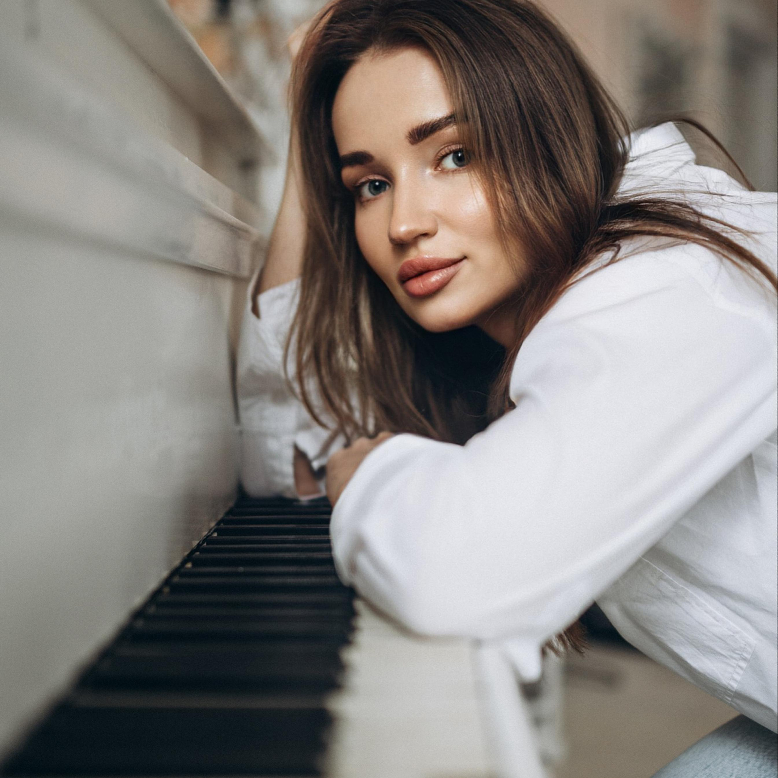 Девушка фотографируется с пианино