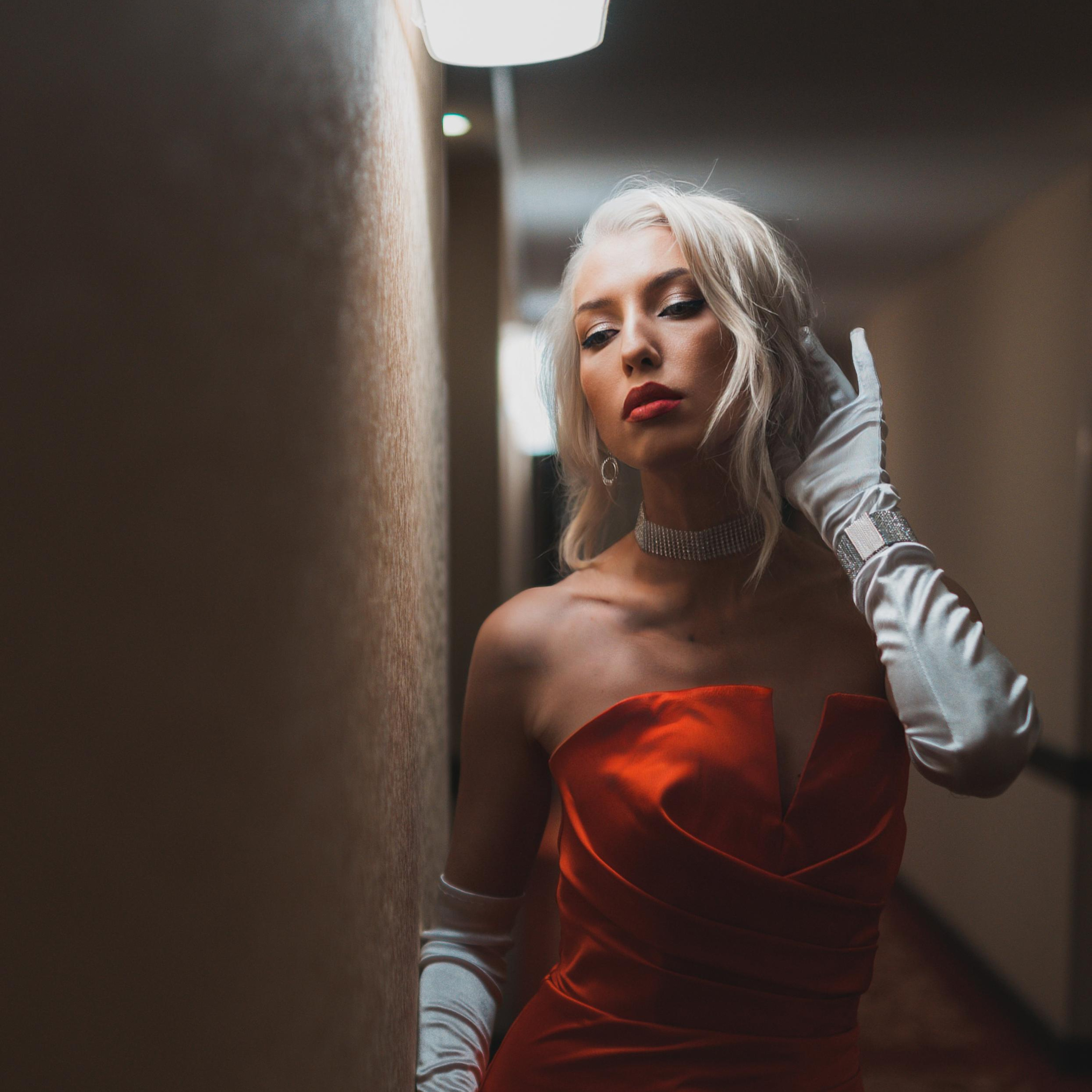 Девушка в платье фотосессия в гостинице 