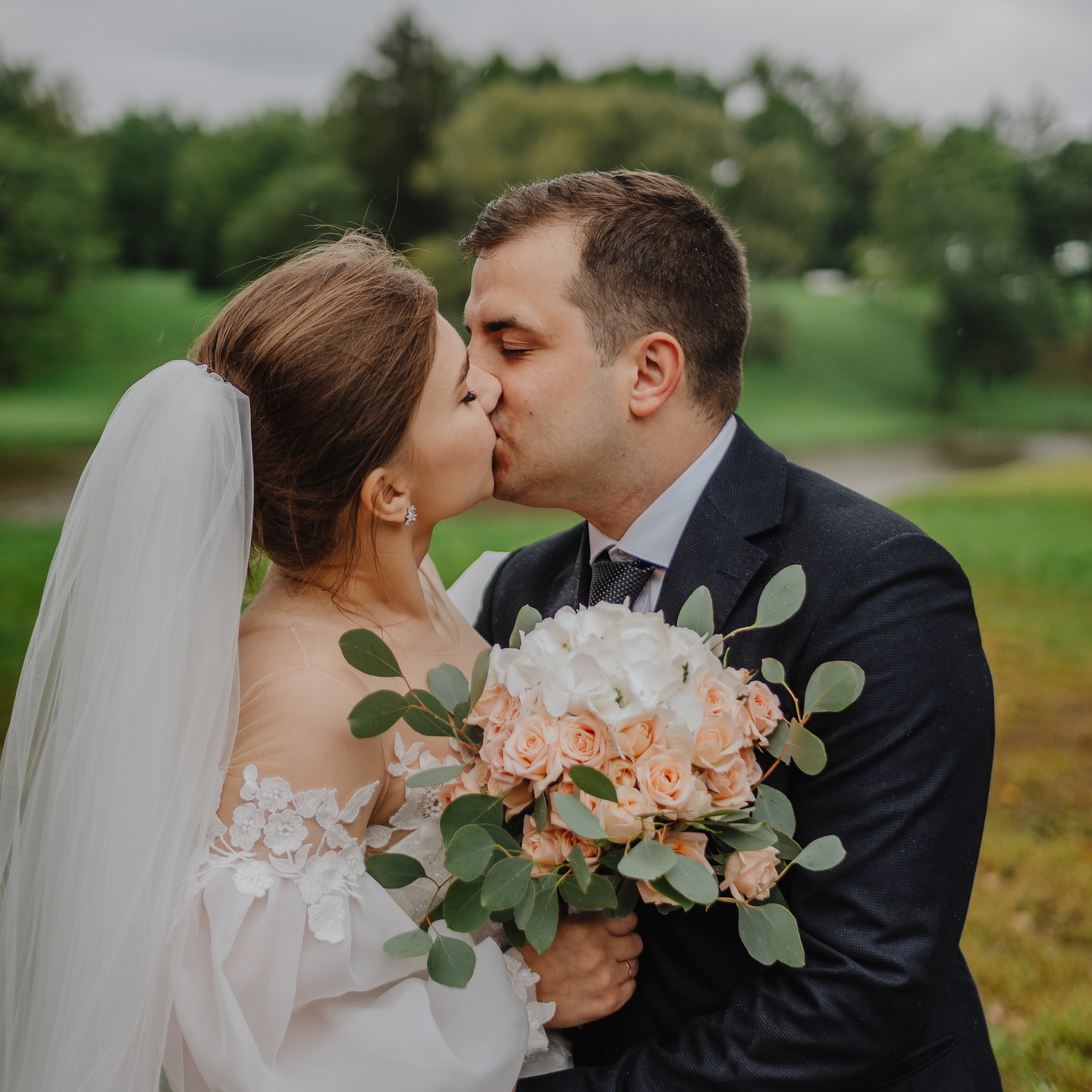 Влюблённая пара в парке лето фотосессия 