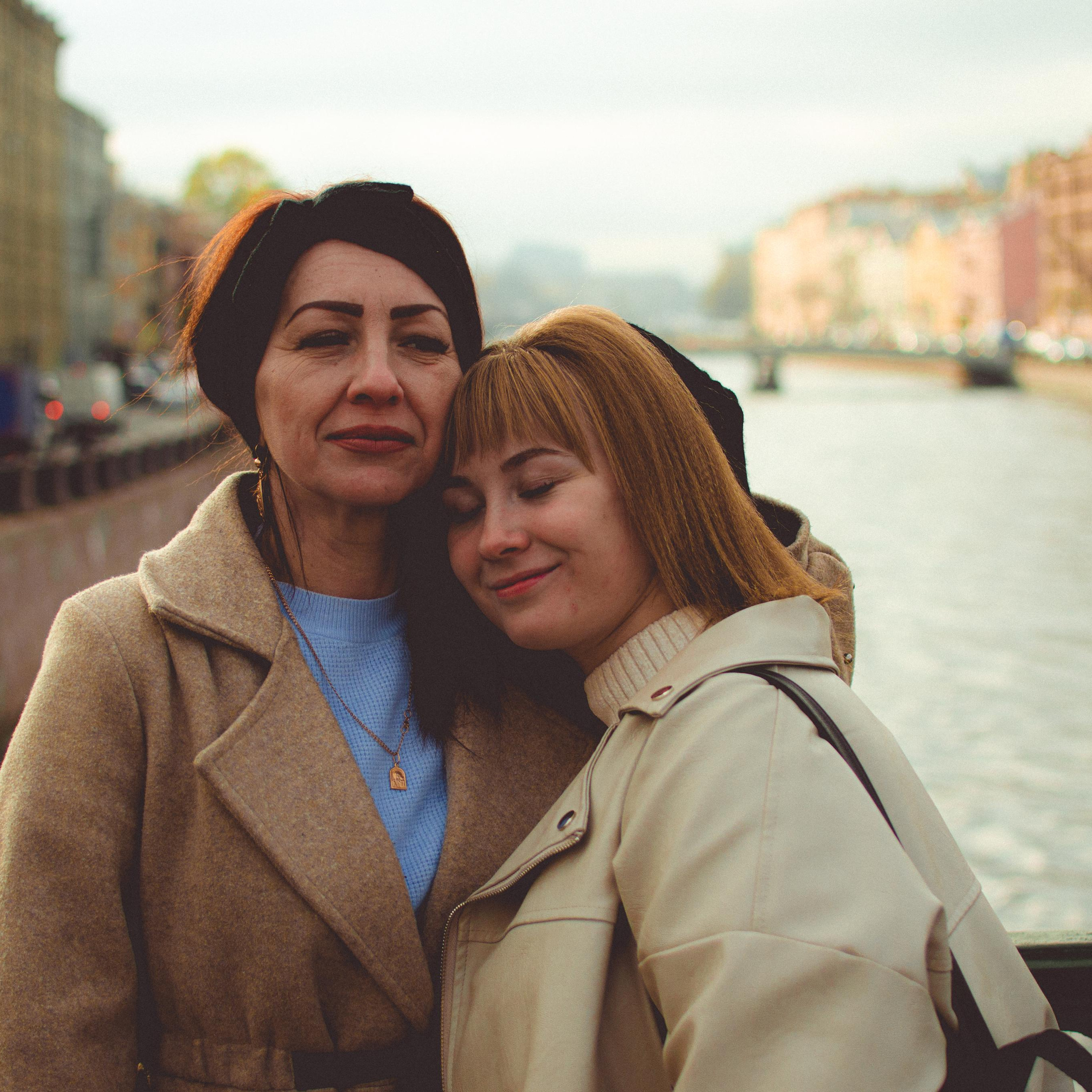 Мама и дочь прогулка по городу уличная фотосессия 