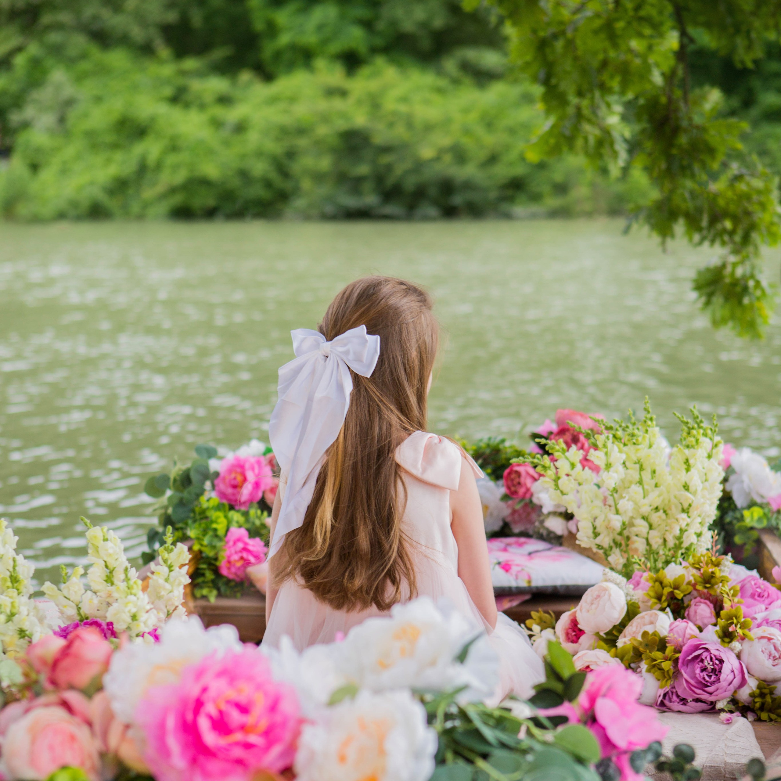 Лодка с пионами.