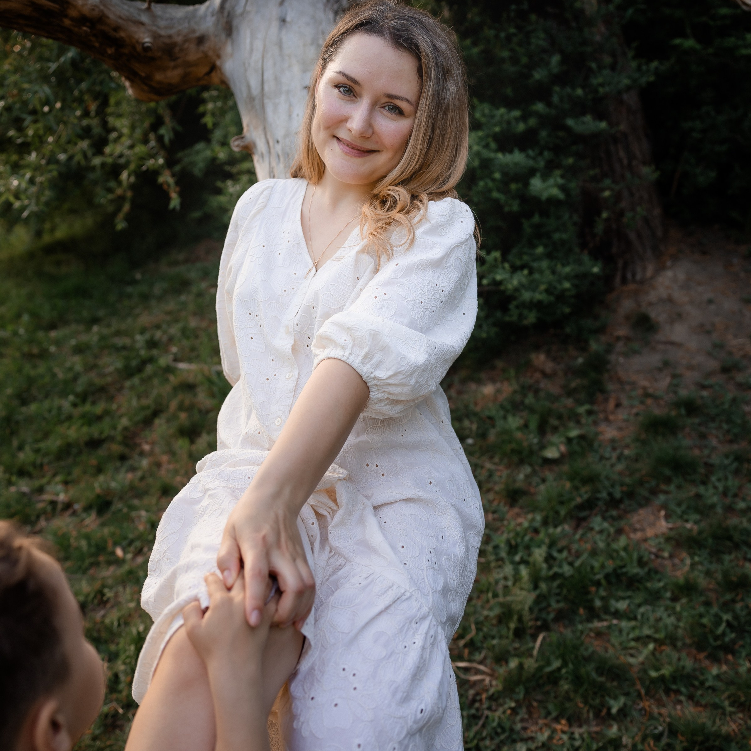 Мама и сын — прогулка в парке