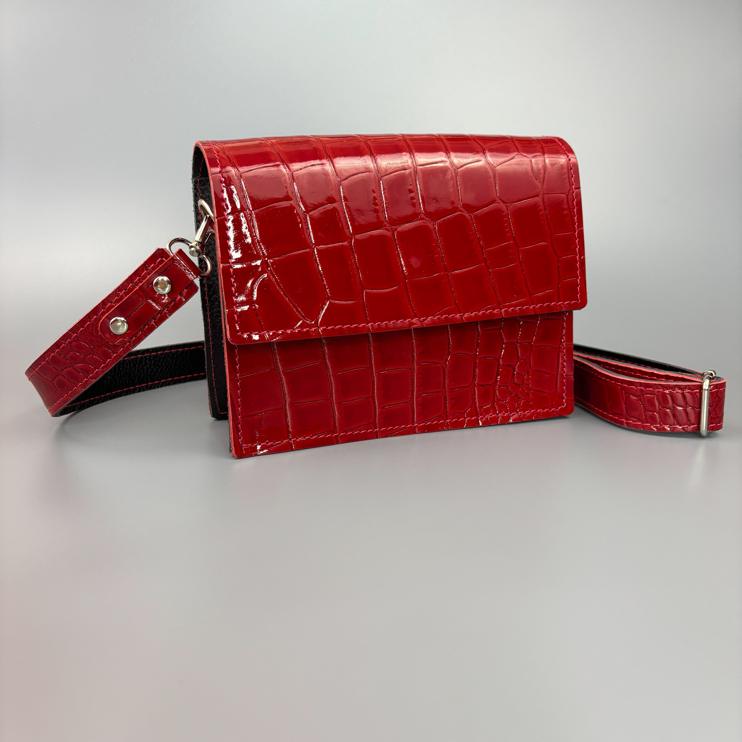Юта мини красная лаковая. Бренд Alligatore Biaco — это изящные изделия из натуральной кожи