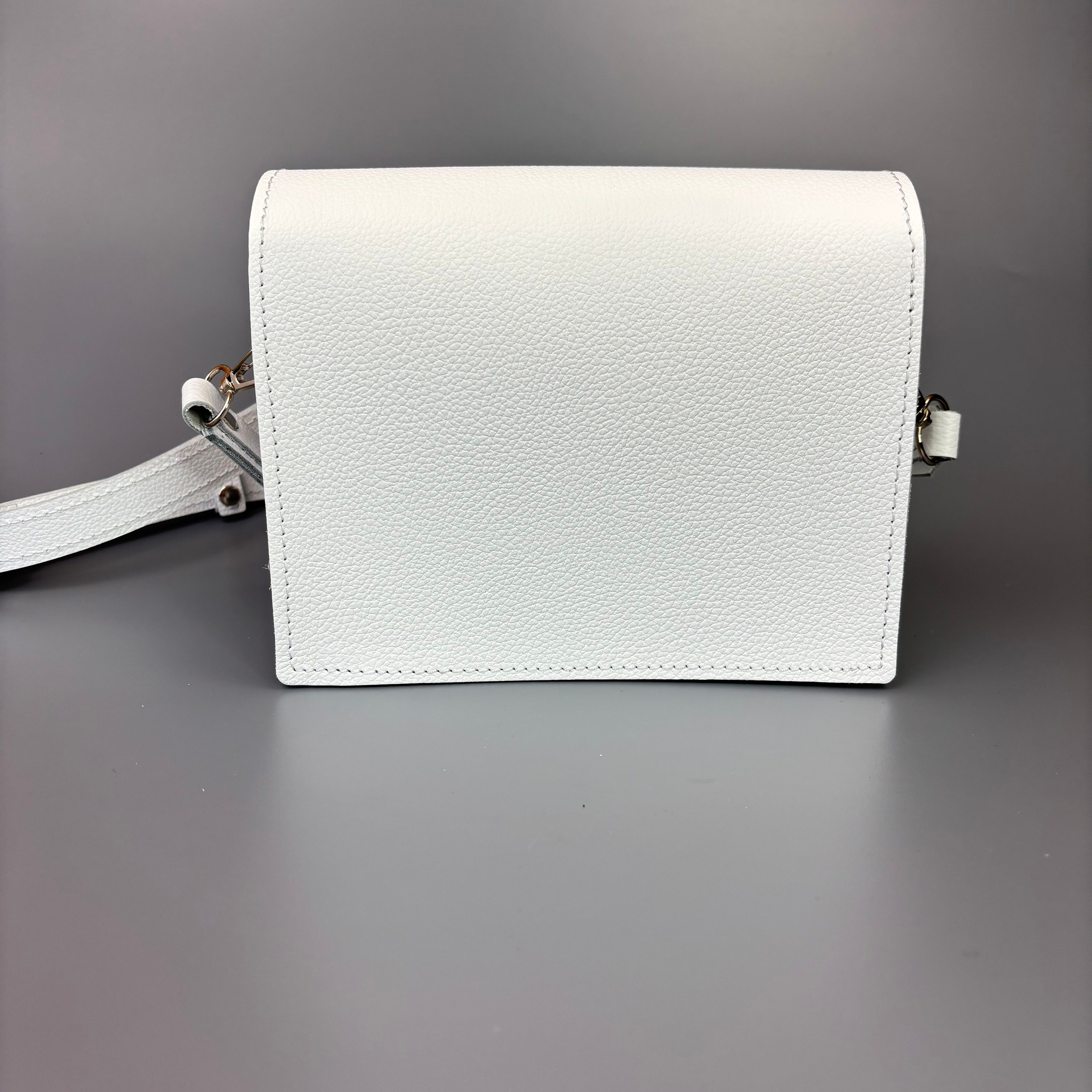 Юта мини белая. Бренд Alligatore Biaco — это изящные изделия из натуральной кожи