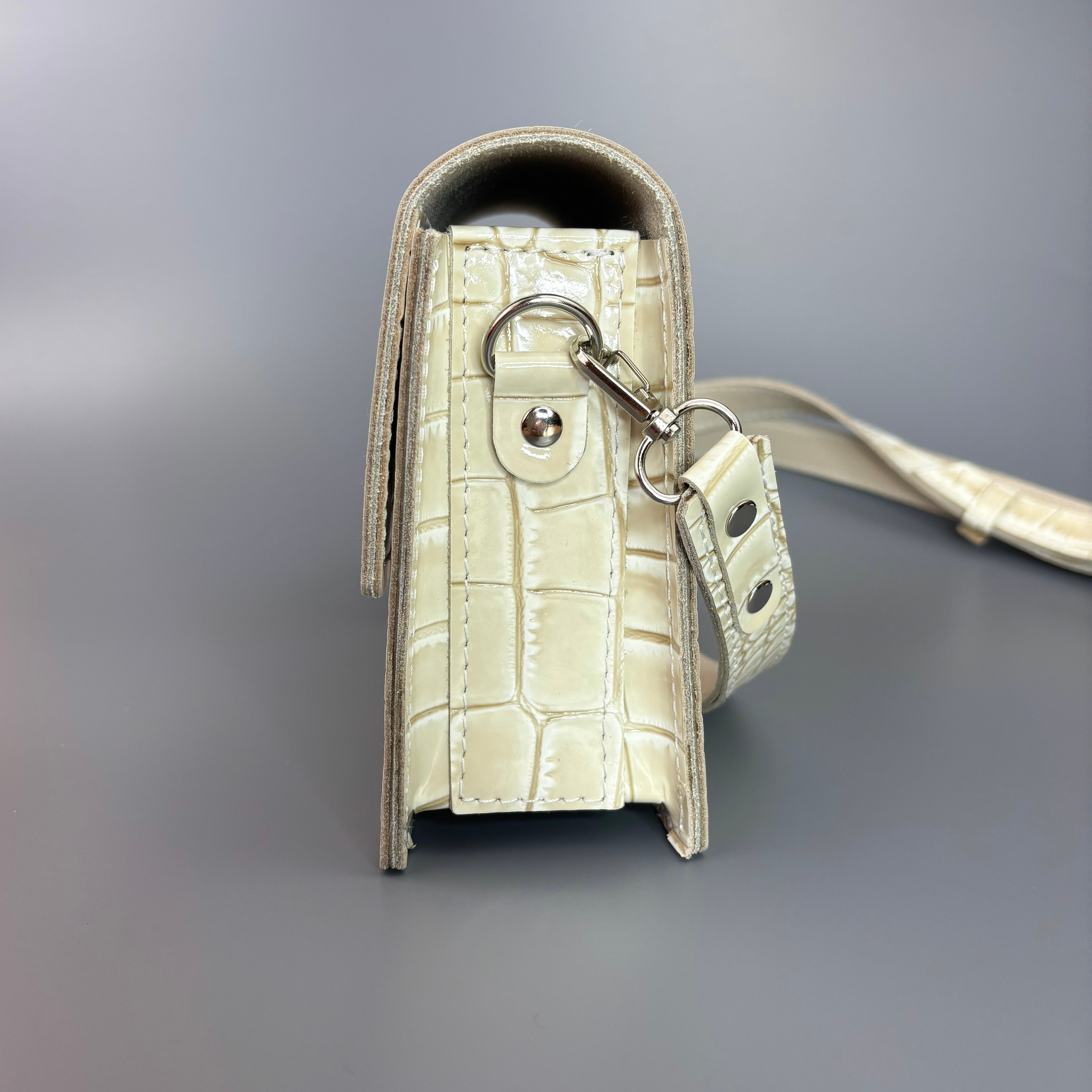 Юта мини бежевая лаковая. Бренд Alligatore Biaco — это изящные изделия из натуральной кожи