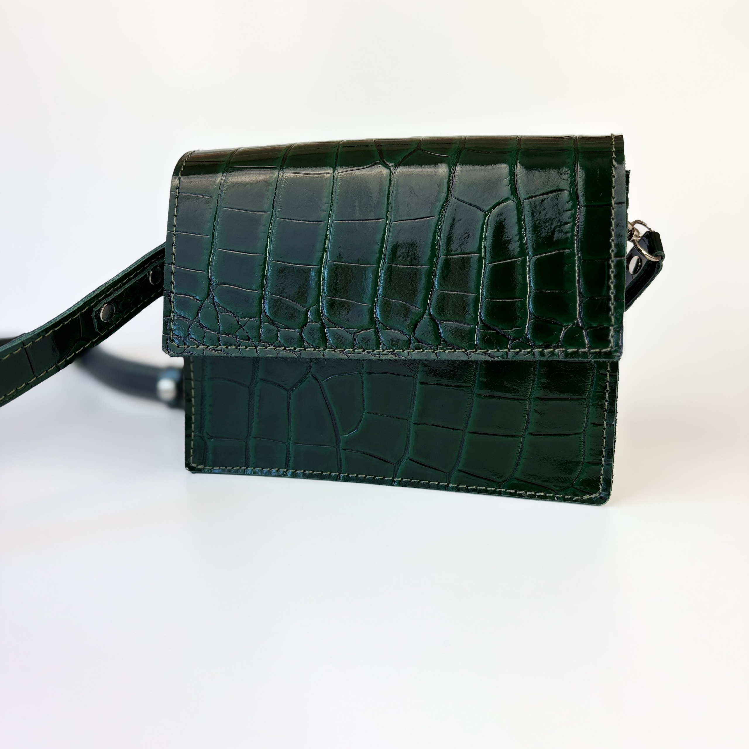 Юта мини зелёная лаковая. Бренд Alligatore Biaco — это изящные изделия из натуральной кожи