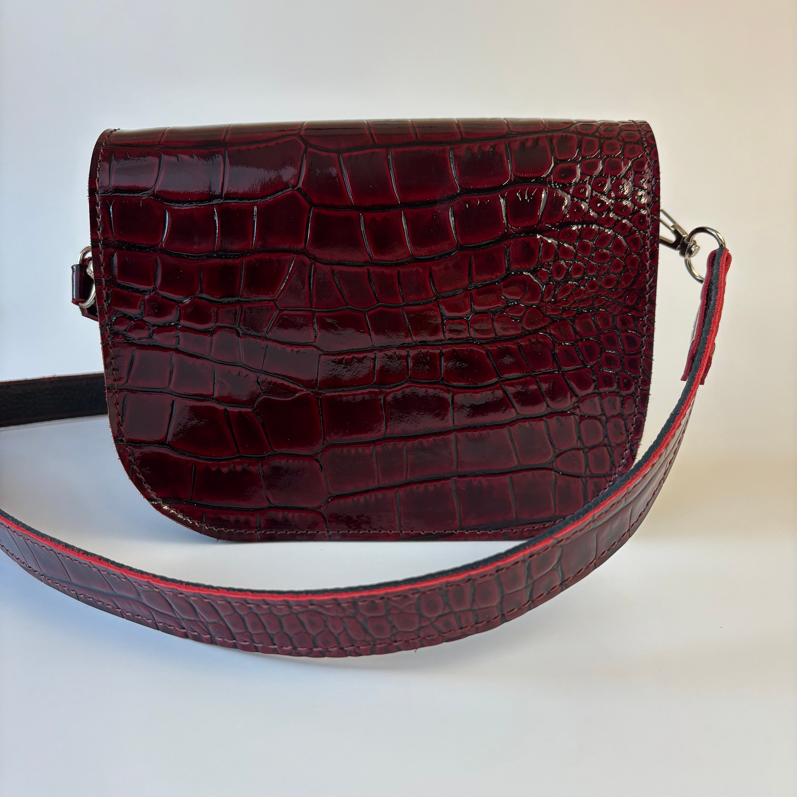 Нэя бордовая лаковая. Бренд Alligatore Biaco — это изящные изделия из натуральной кожи