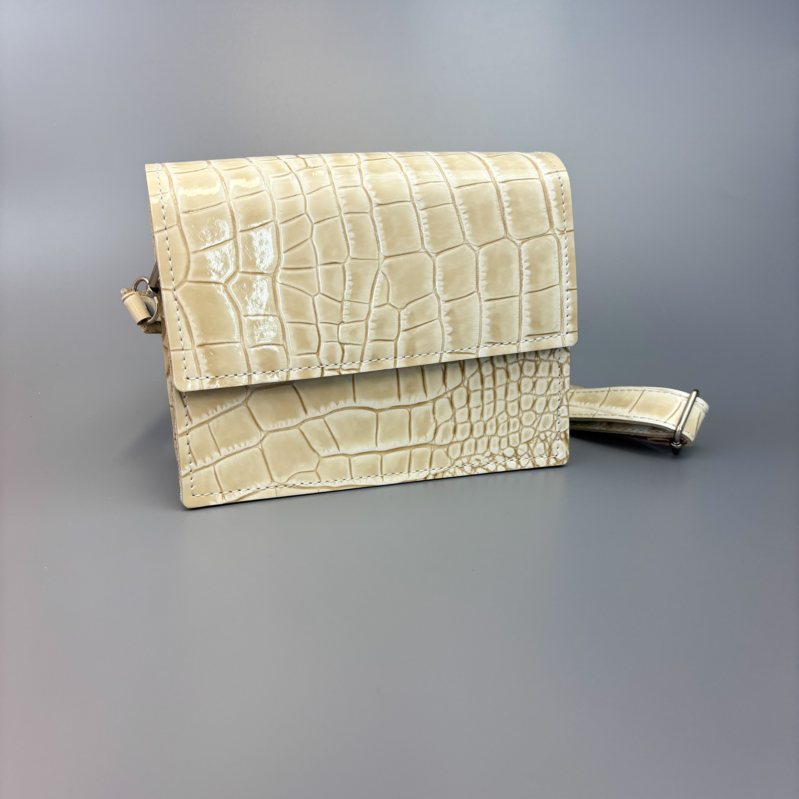 Юта мини бежевая лаковая. Бренд Alligatore Biaco — это изящные изделия из натуральной кожи