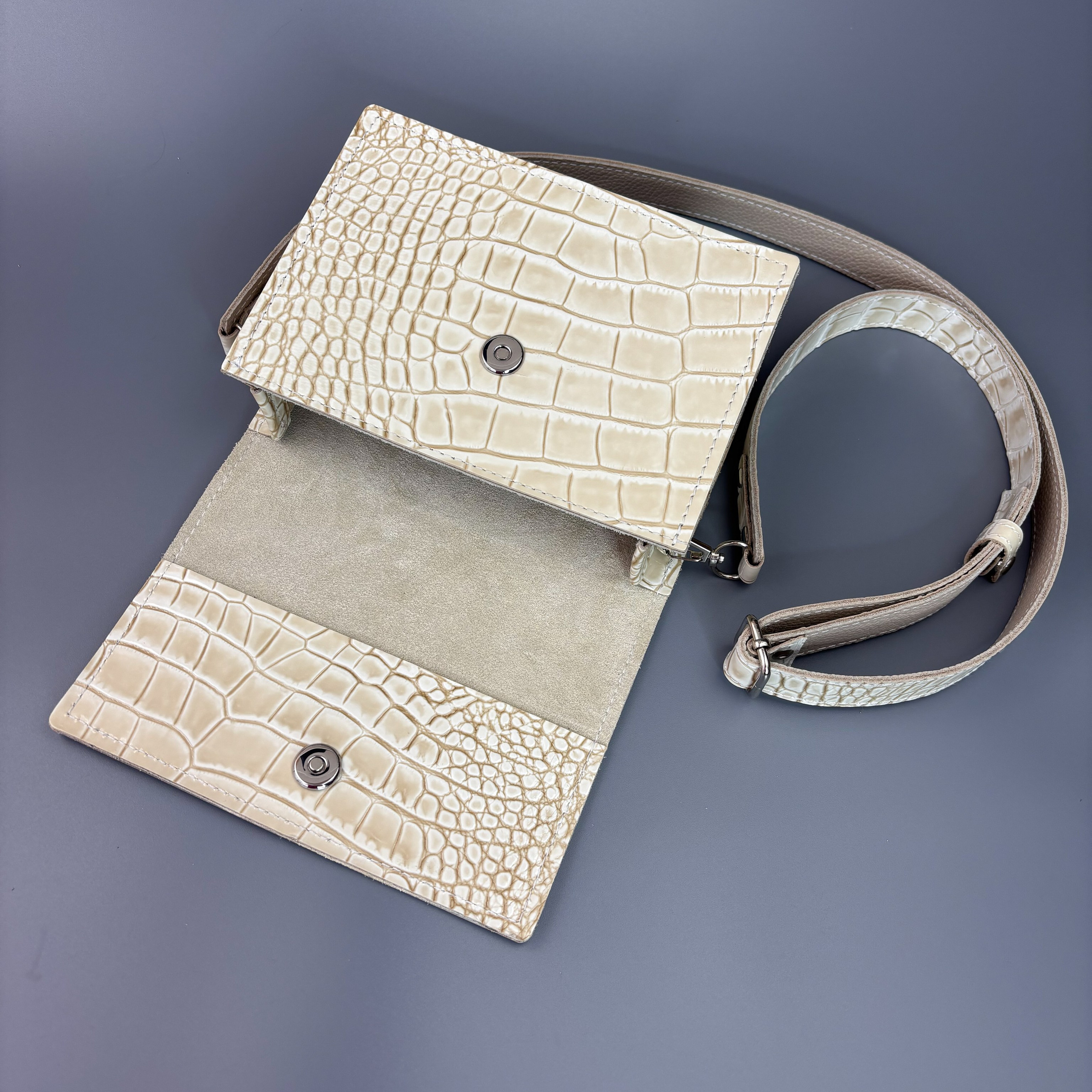 Юта мини бежевая лаковая. Бренд Alligatore Biaco — это изящные изделия из натуральной кожи