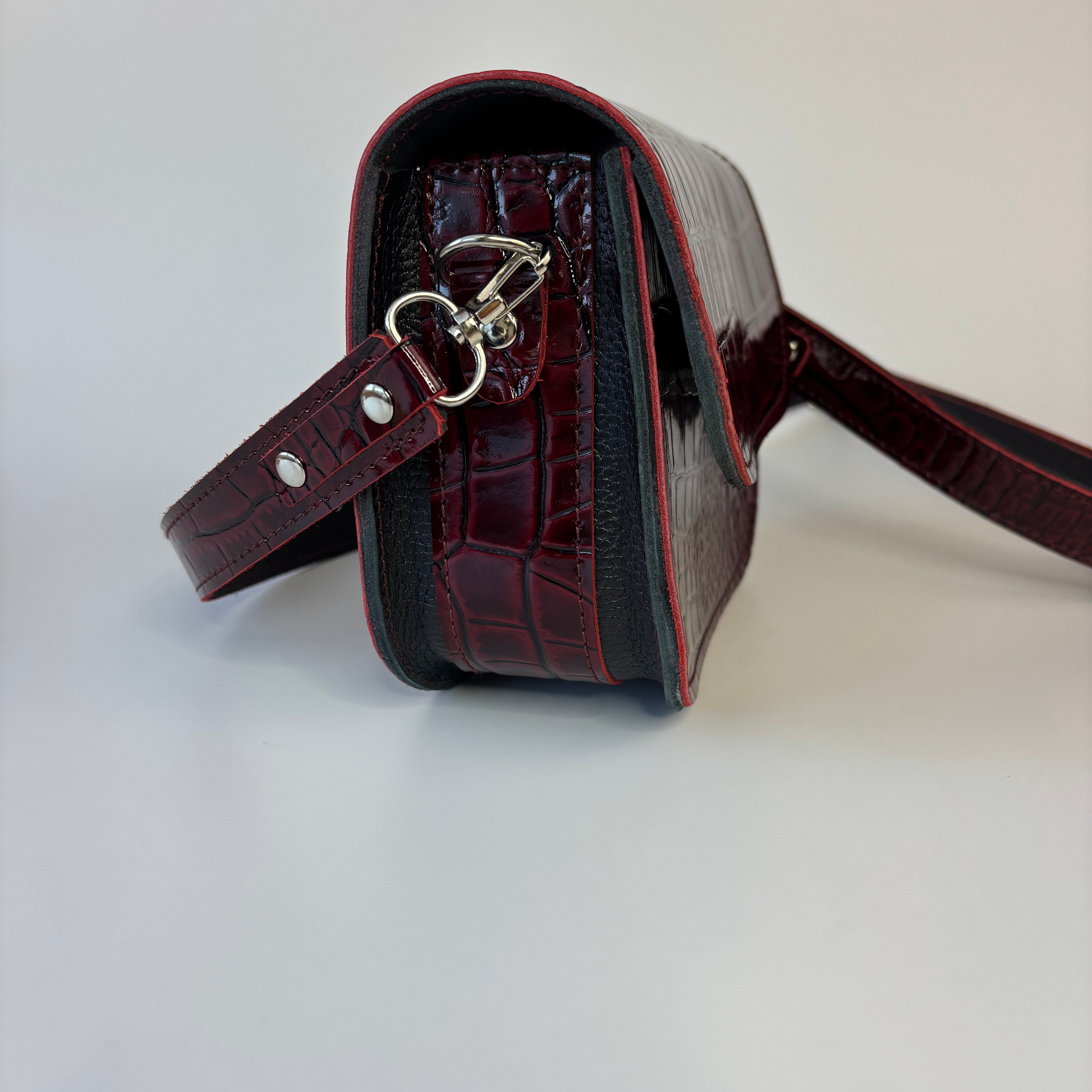 Нэя бордовая лаковая. Бренд Alligatore Biaco — это изящные изделия из натуральной кожи