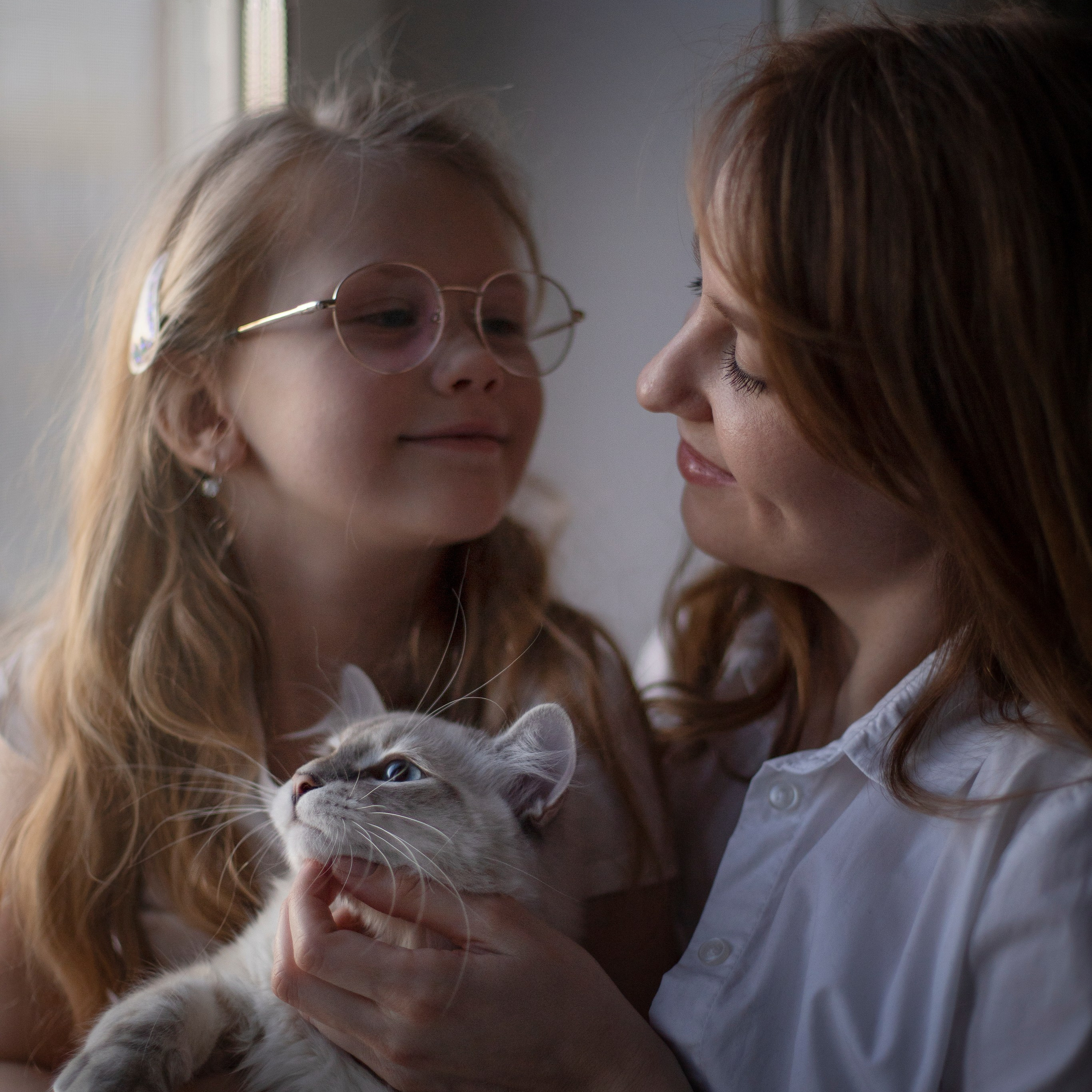 Даша, мама и пушистый кот.